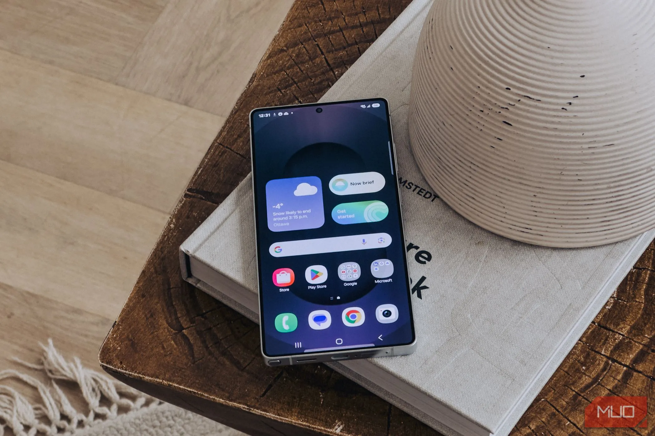 Màn hình chính Samsung Galaxy S25 hiển thị tính năng Daily Brief từ Galaxy AI.