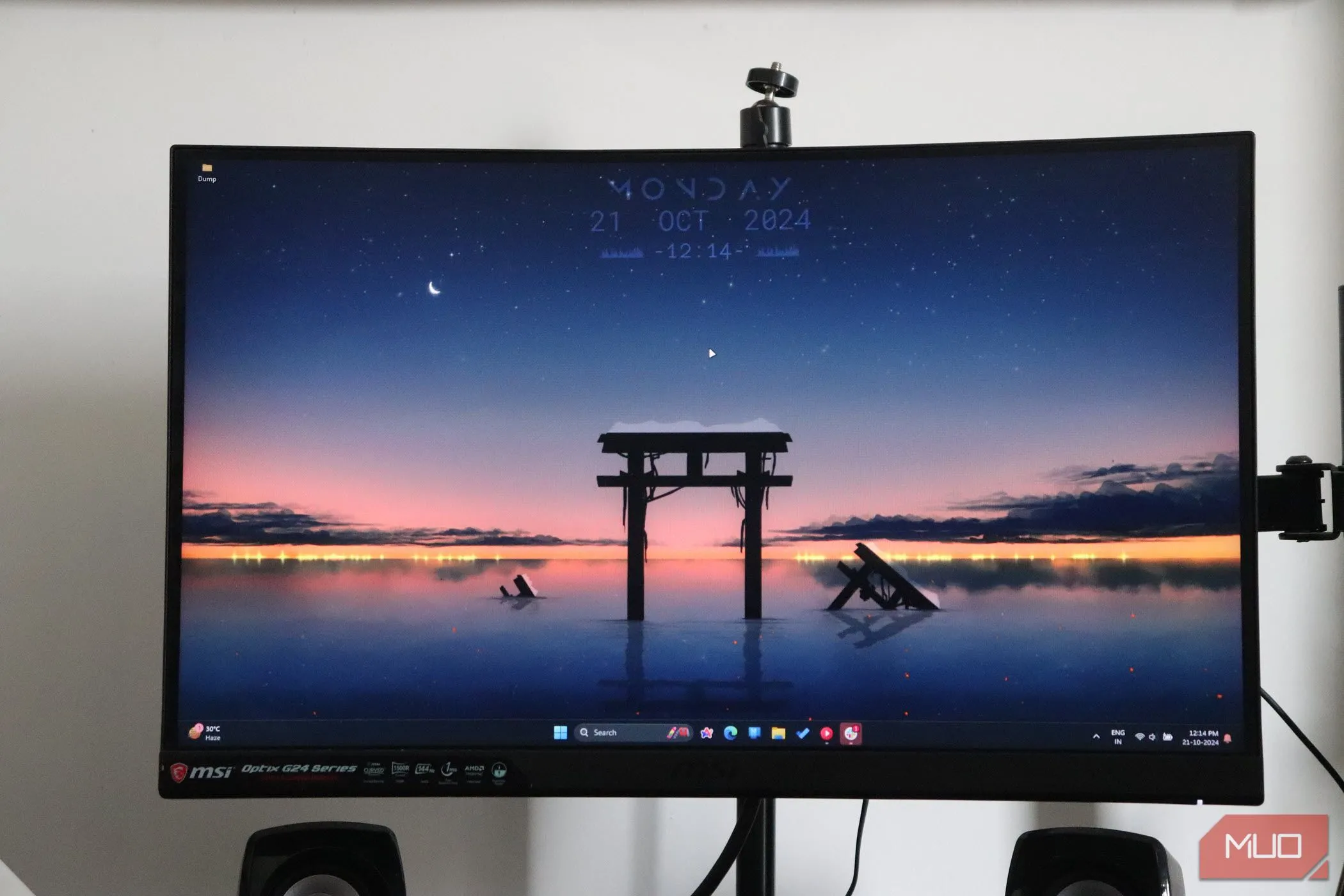 Màn hình cong OLED được gắn trên tay đỡ máy tính để bàn