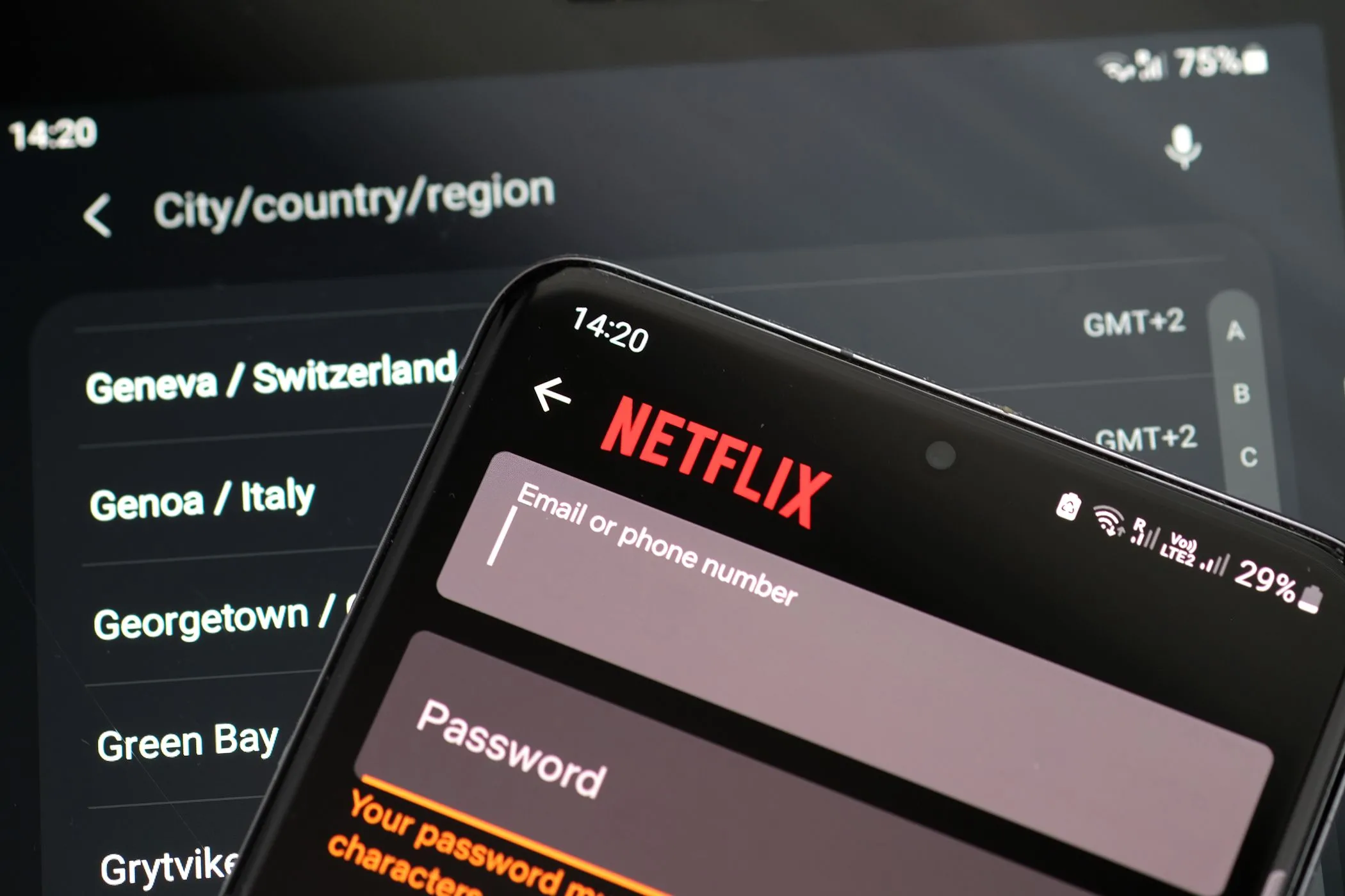Màn hình đăng nhập Netflix với tùy chọn máy chủ VPN ẩn, minh họa việc truy cập dịch vụ streaming và các gói cước được cập nhật.