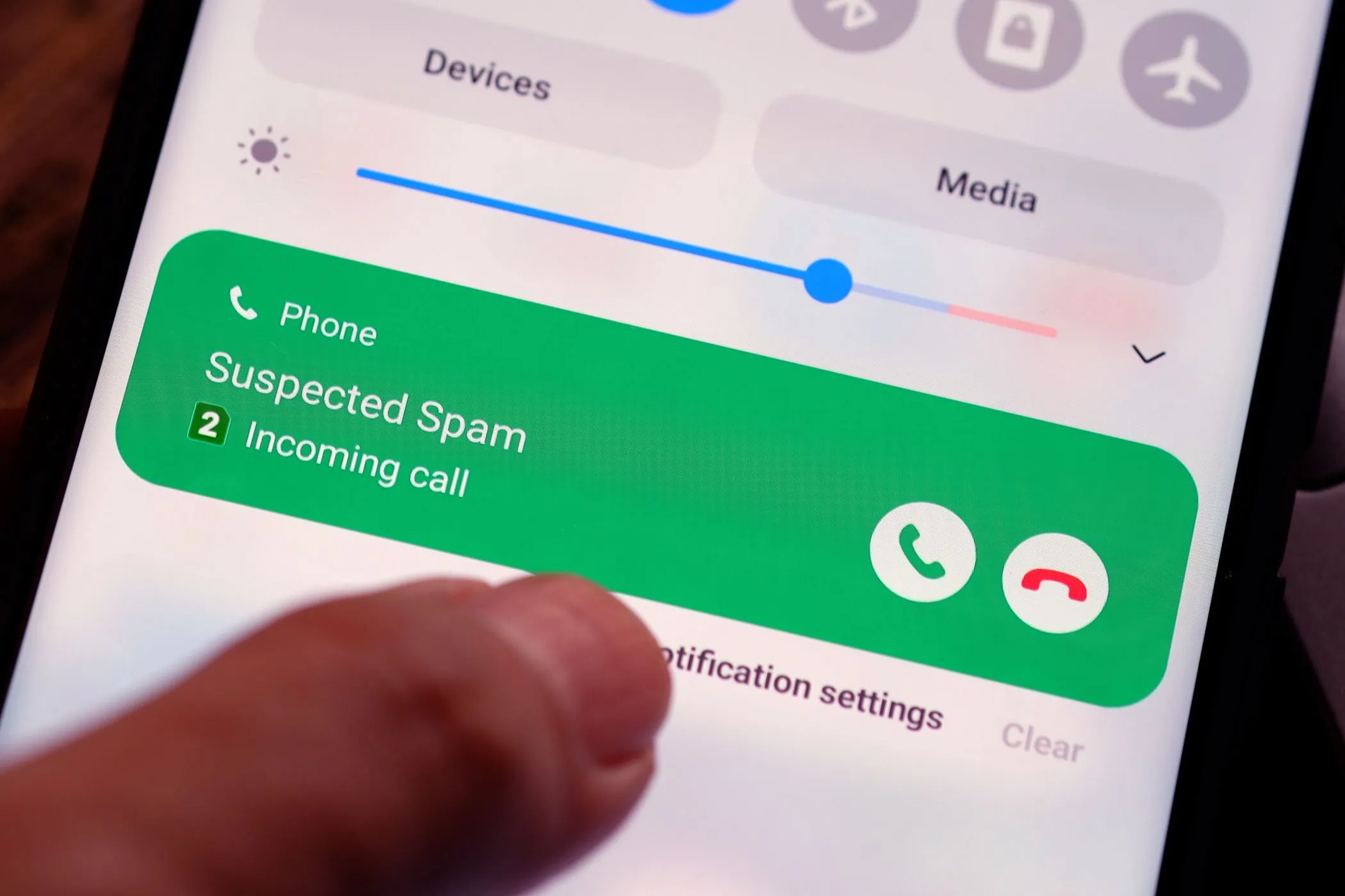Màn hình điện thoại Android hiển thị thông báo cuộc gọi đến bị nghi ngờ là spam.