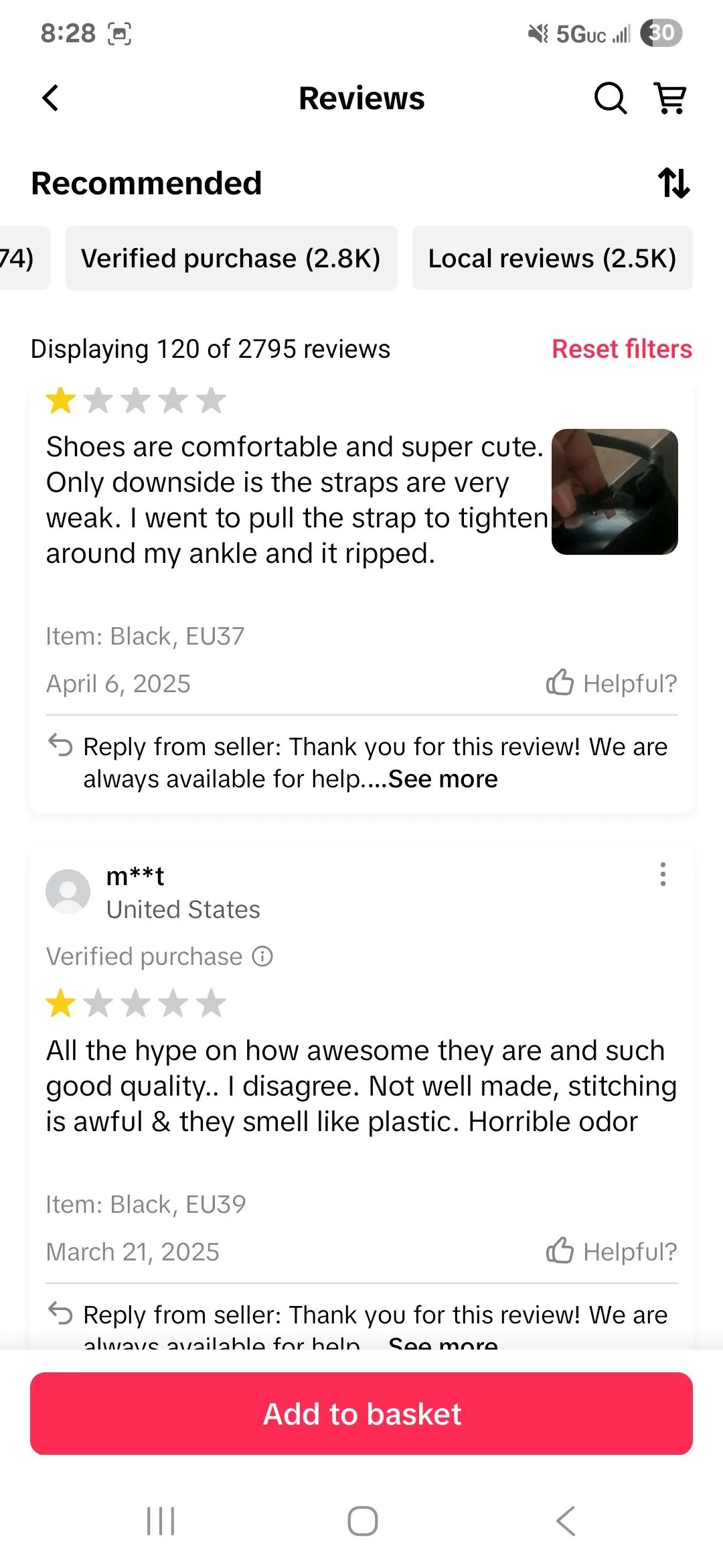 Màn hình điện thoại hiển thị các đánh giá sản phẩm trên TikTok Shop, minh họa cho chiêu trò đánh giá giả mạo.