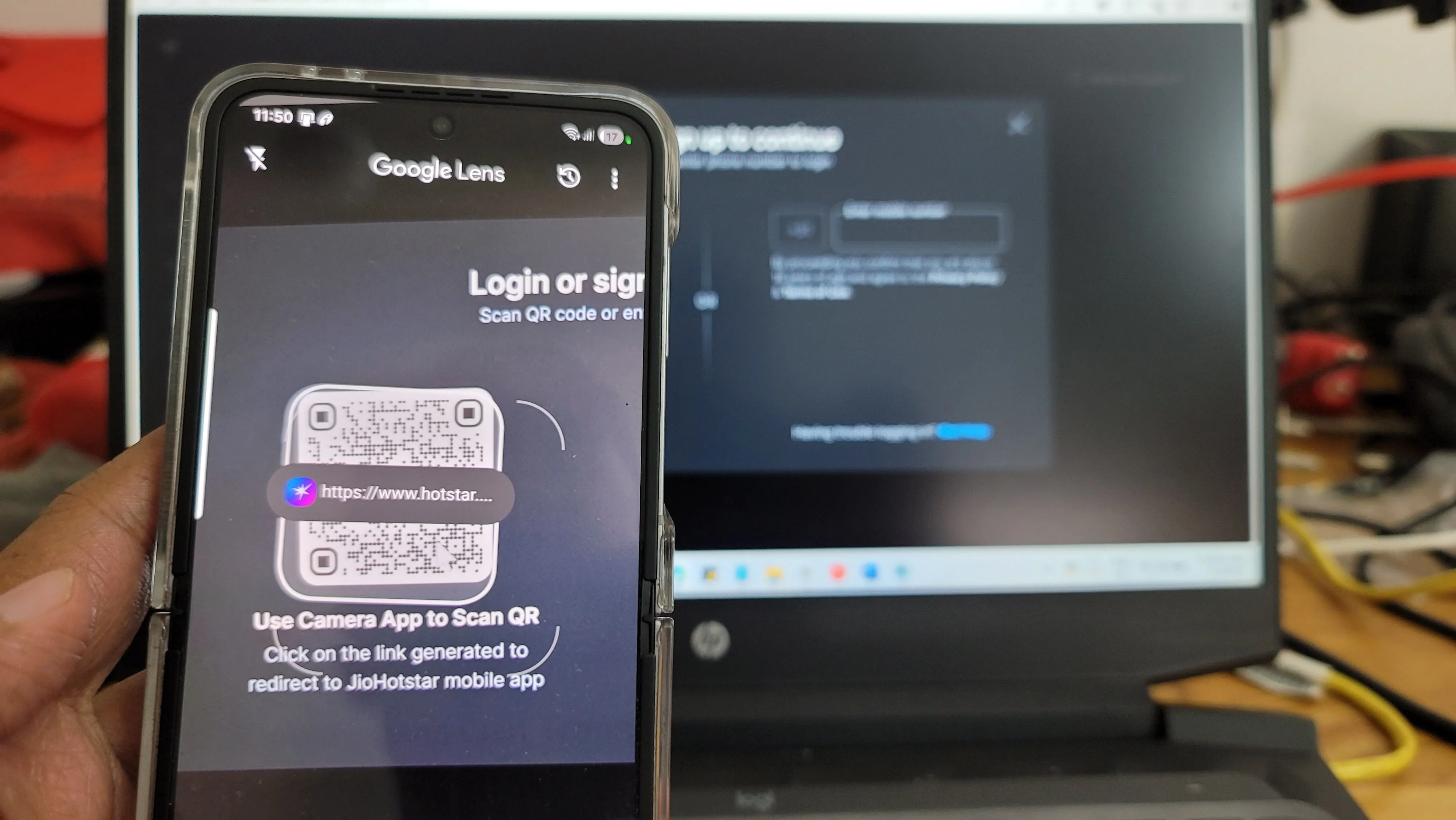 Màn hình điện thoại hiển thị Google Lens đang quét mã QR trên một tấm biển quảng cáo, cho thấy khả năng nhận diện và truy cập thông tin nhanh chóng.
