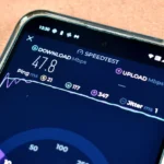 Màn hình điện thoại hiển thị ứng dụng Ookla Speedtest để kiểm tra tốc độ dữ liệu di động.