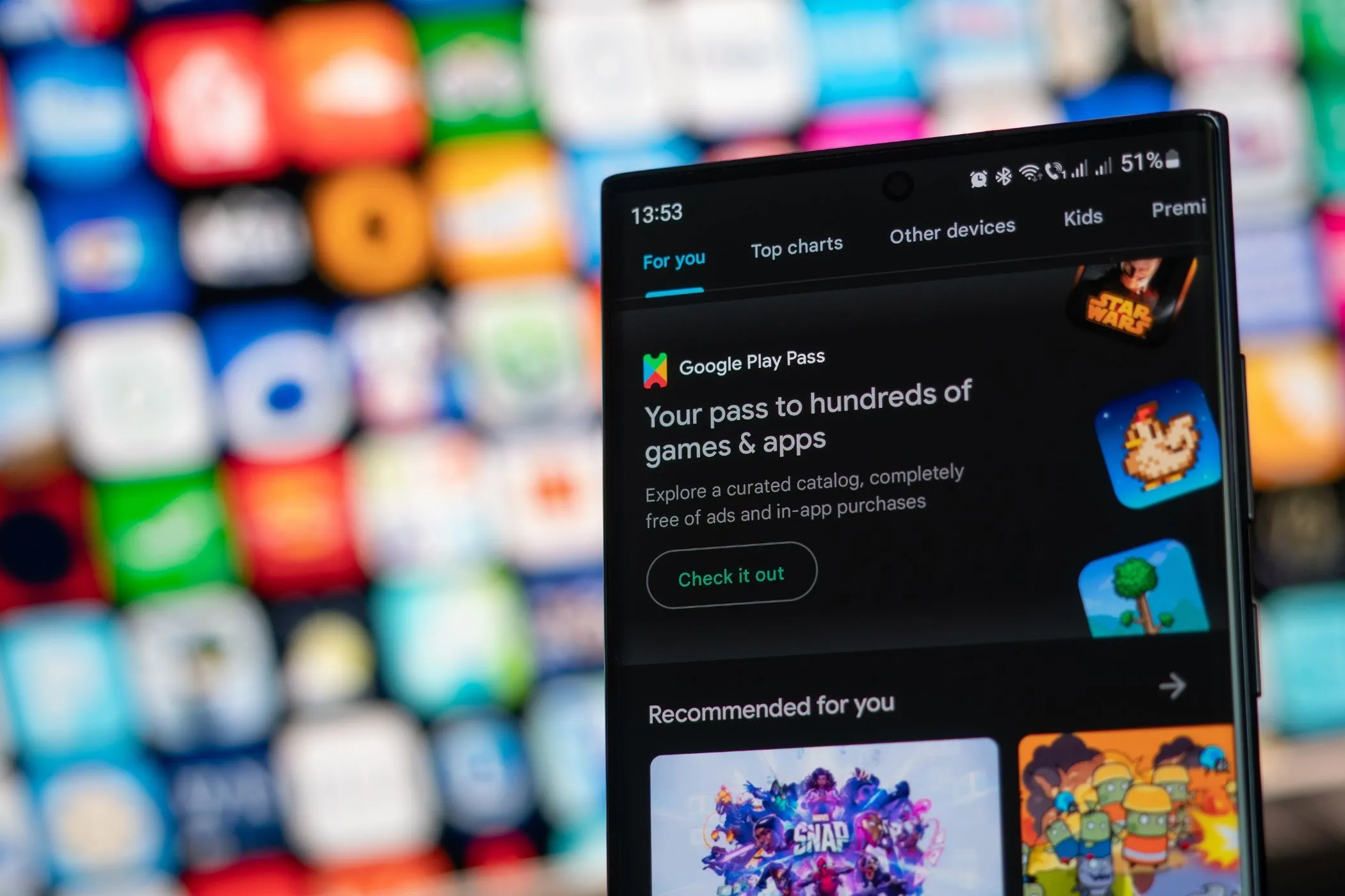 Màn hình điện thoại hiển thị ưu đãi Google Play Pass với nhiều trò chơi và ứng dụng
