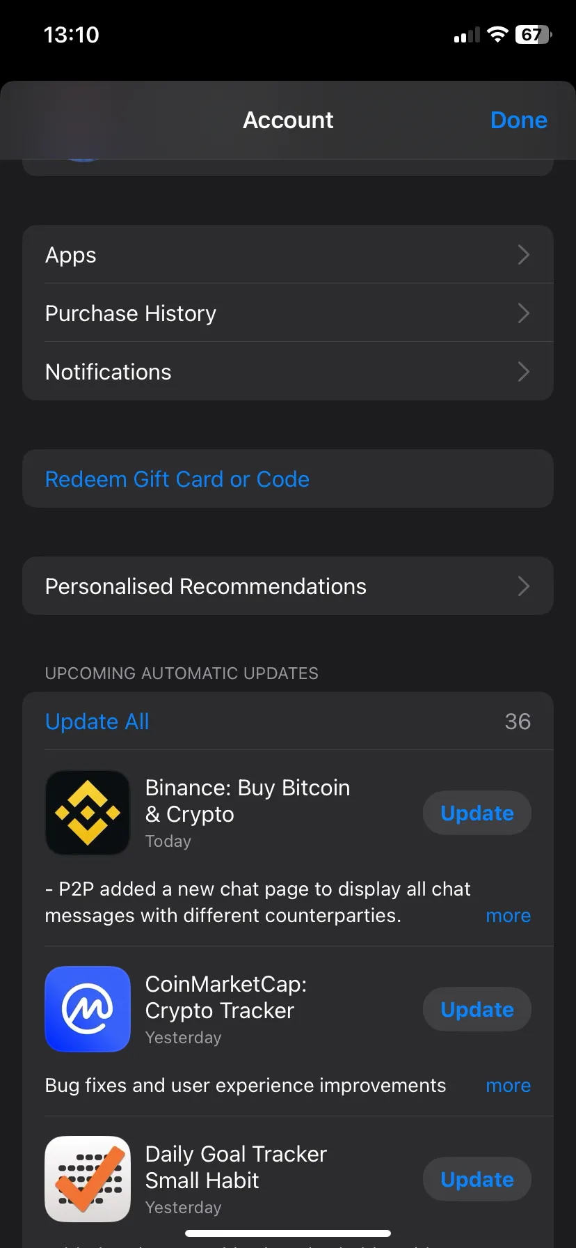 Màn hình điện thoại iPhone hiển thị danh sách các bản cập nhật ứng dụng có sẵn trong App Store.