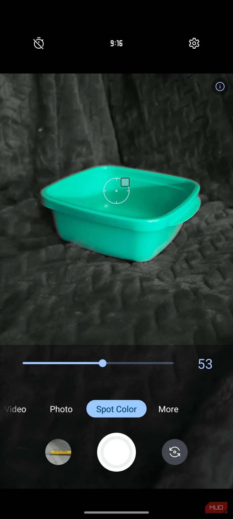 Màn hình điện thoại Motorola hiển thị giao diện camera với tính năng Spot Color đang chọn tô màu bát trong khi nền xám đen