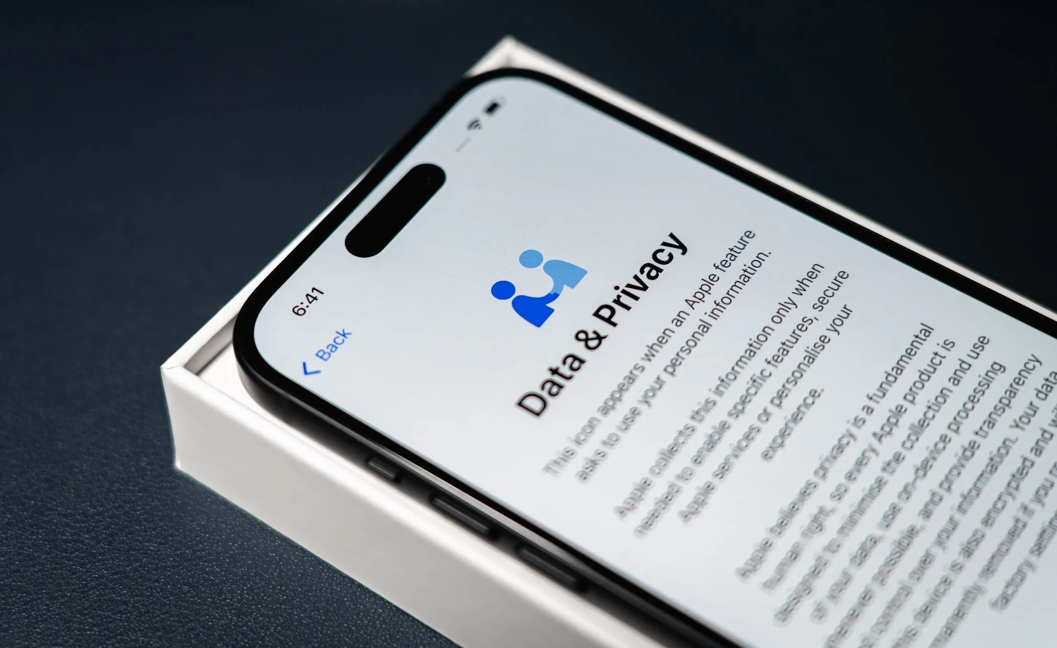 Màn hình "Dữ liệu & Quyền riêng tư" trên iPhone 14 Pro minh họa khả năng bảo mật của iOS
