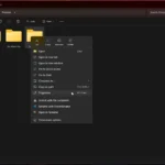 Màn hình File Explorer với con trỏ chuột di chuyển qua tùy chọn Properties trong menu chuột phải của thư mục Screenshots