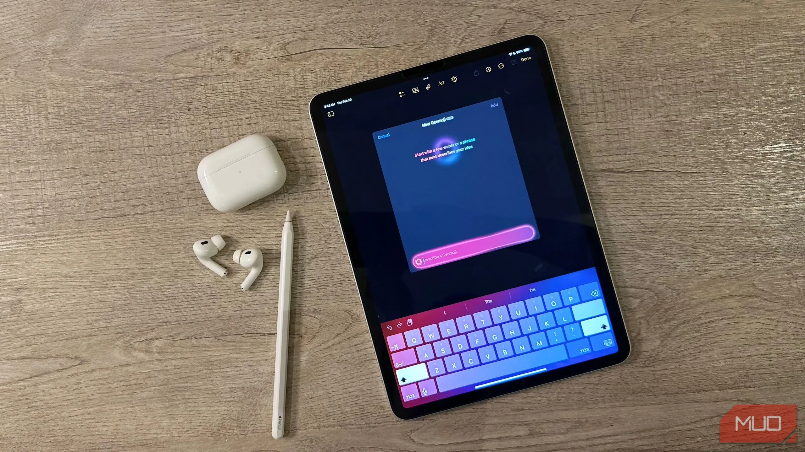 Màn hình Genmoji trên iPad cùng với AirPods và Apple Pencil, gợi nhắc về khả năng sáng tạo của tablet