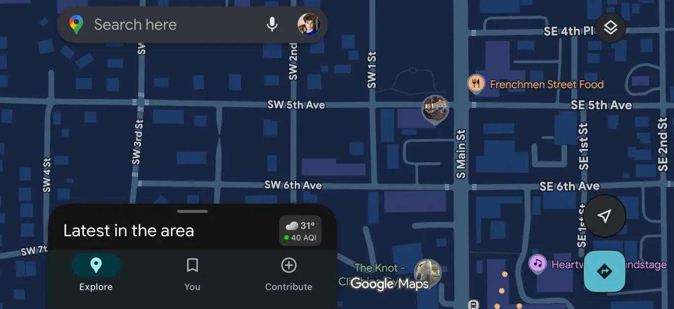 Màn hình Google Maps hiển thị ở chế độ tối trên điện thoại