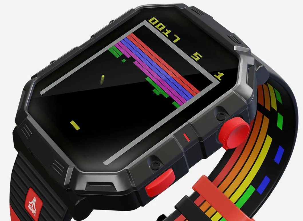 Màn hình hiển thị của đồng hồ chơi game Atari 2600 My Play Watch với giao diện game retro.