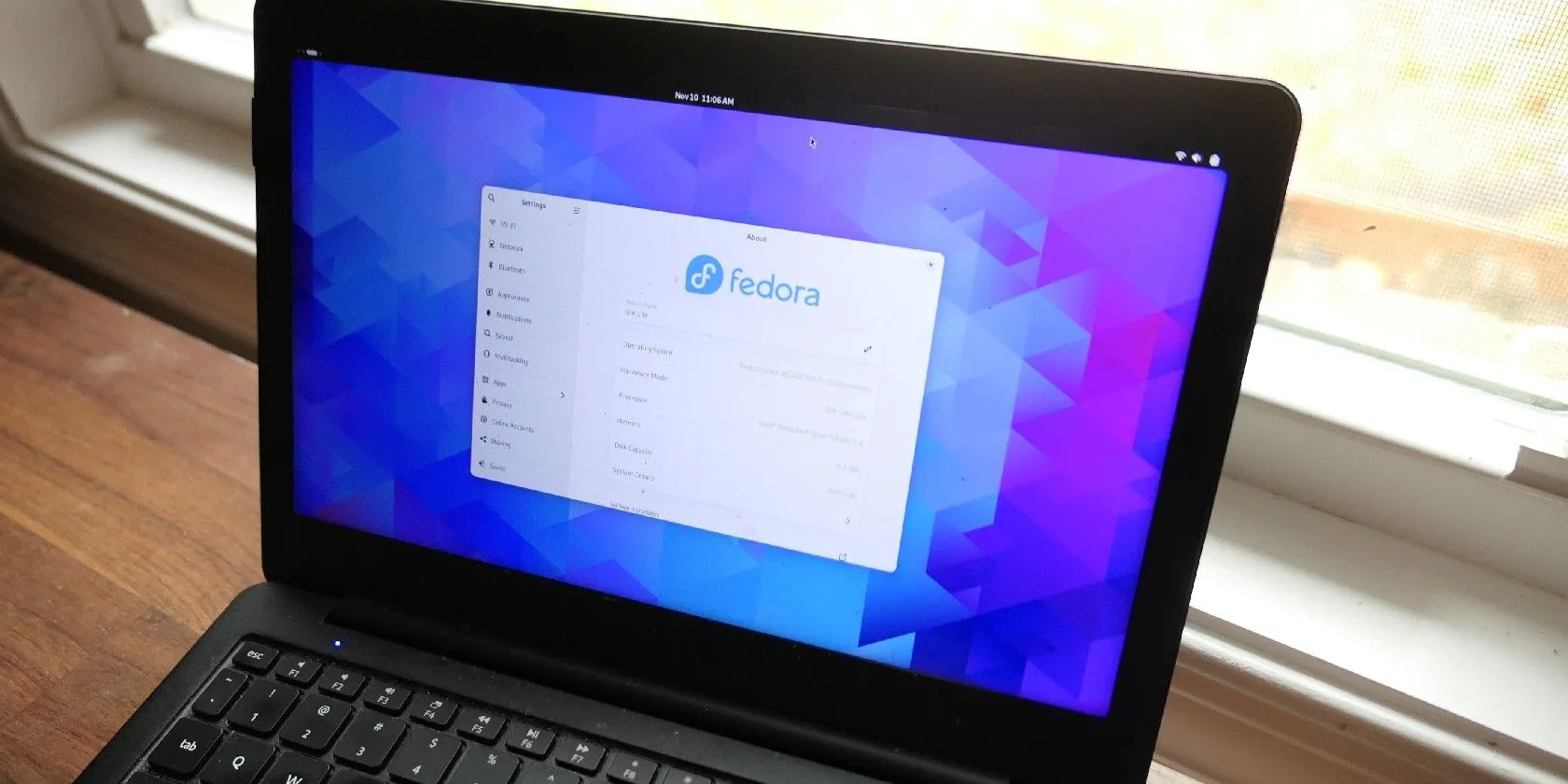 Màn hình hiển thị Fedora Silverblue trên laptop Star Labs StarLite Mk IV, cho thấy giao diện người dùng sạch sẽ của hệ điều hành Linux được tối ưu cho quyền riêng tư và hiệu suất.