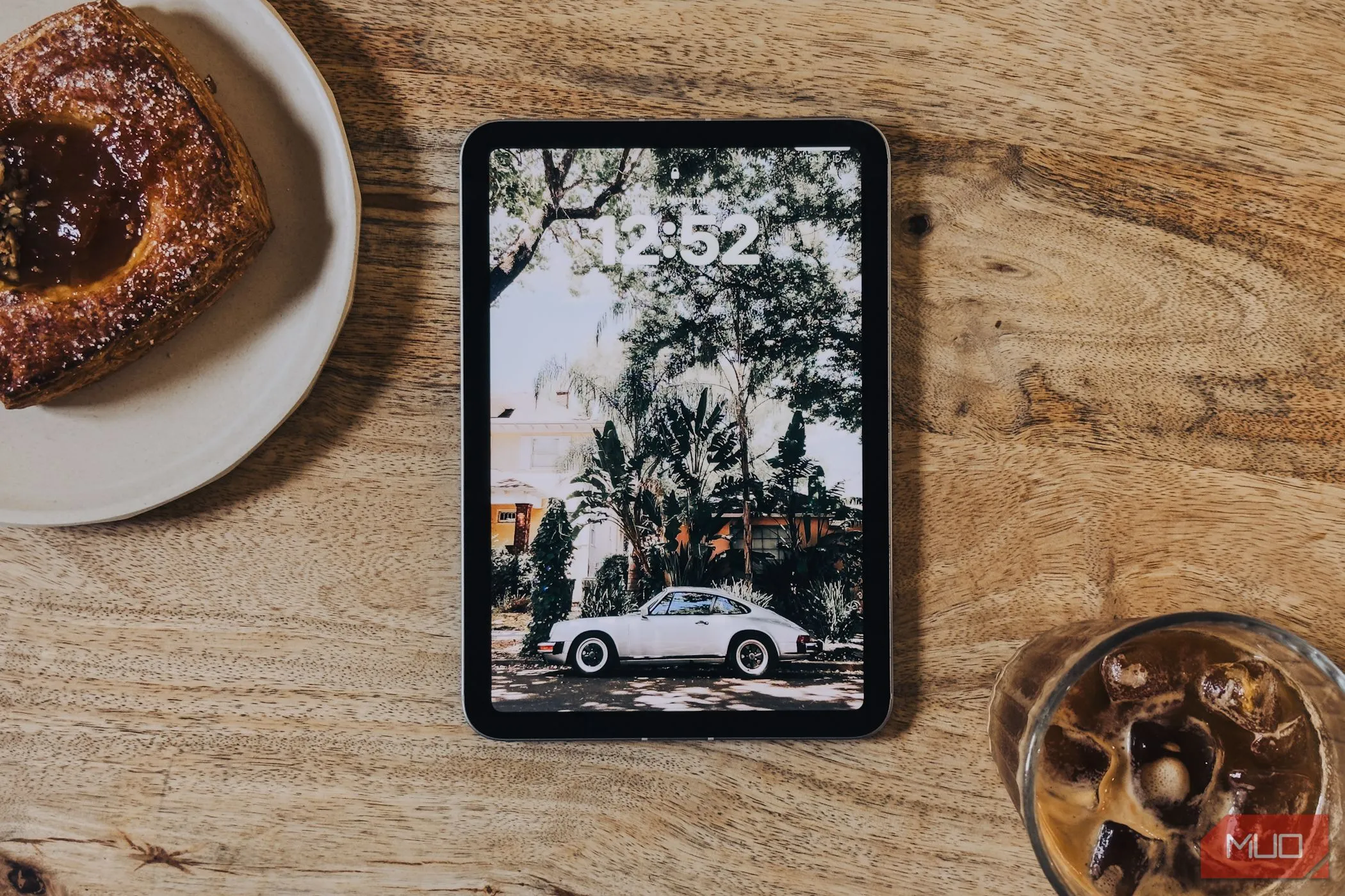 Màn hình iPad mini (A17 Pro) hiển thị sắc nét trên bàn cà phê, góc nhìn trực diện
