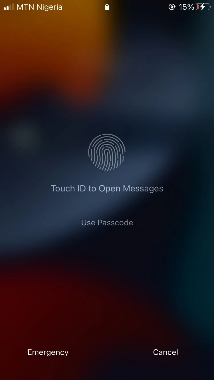 Màn hình iPhone đang trong quá trình mở khóa để xem tin nhắn, cần xác thực bằng vân tay hoặc mật mã