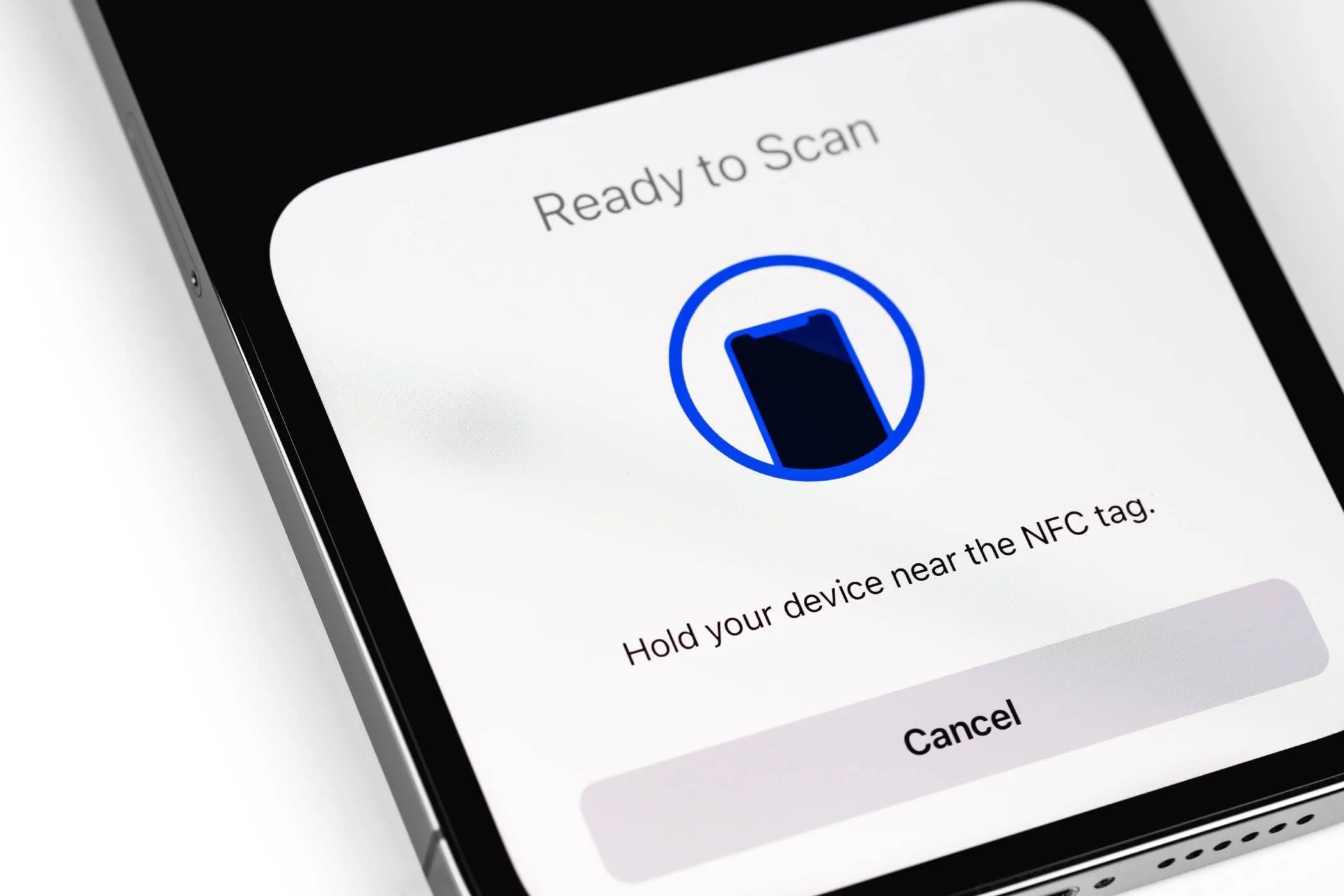 Màn hình iPhone hiển thị thông báo khi quét thẻ NFC để kích hoạt tự động hóa Shortcuts