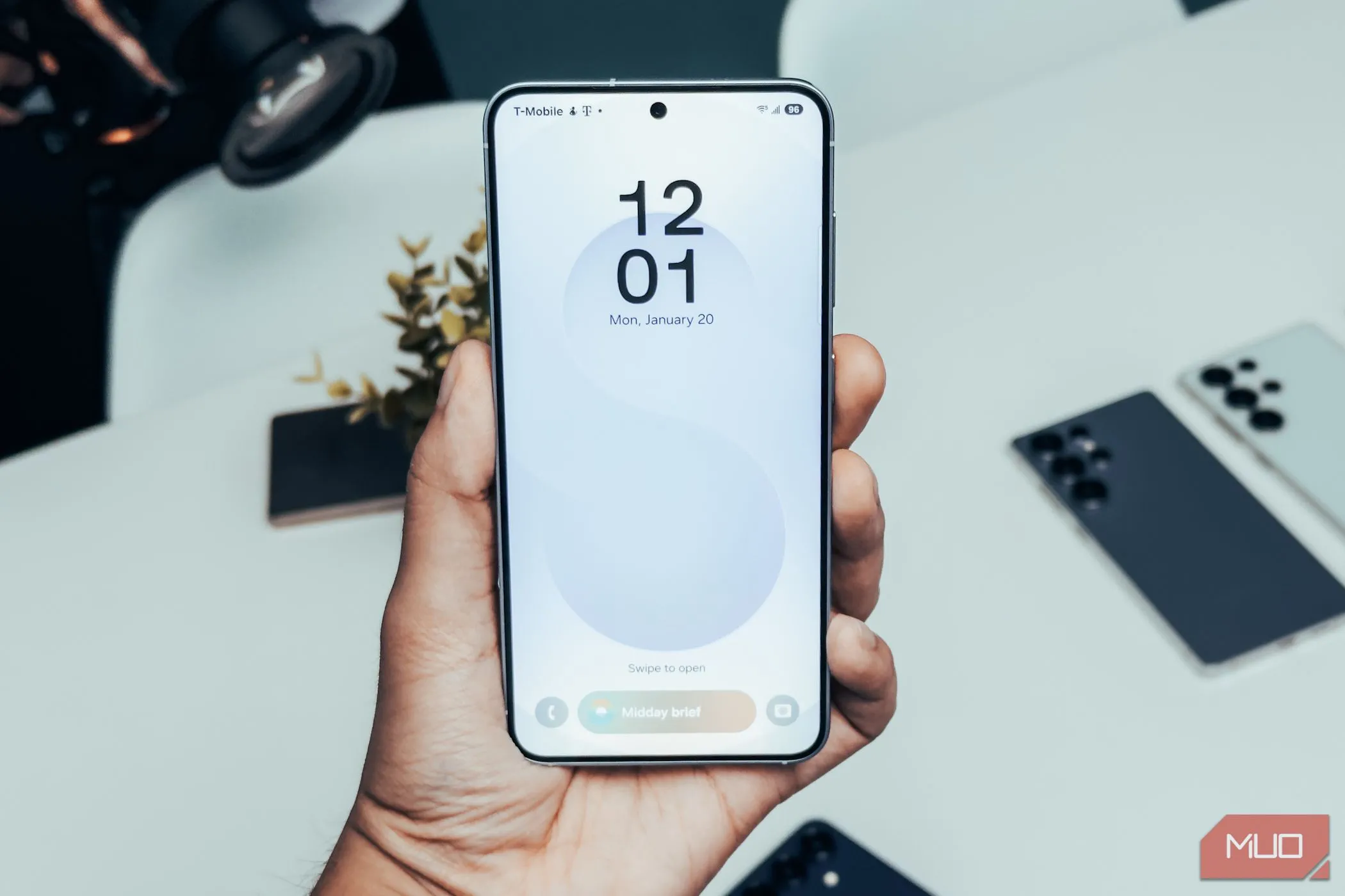 Màn hình khóa của Samsung Galaxy S25 hiển thị tính năng AI mới.