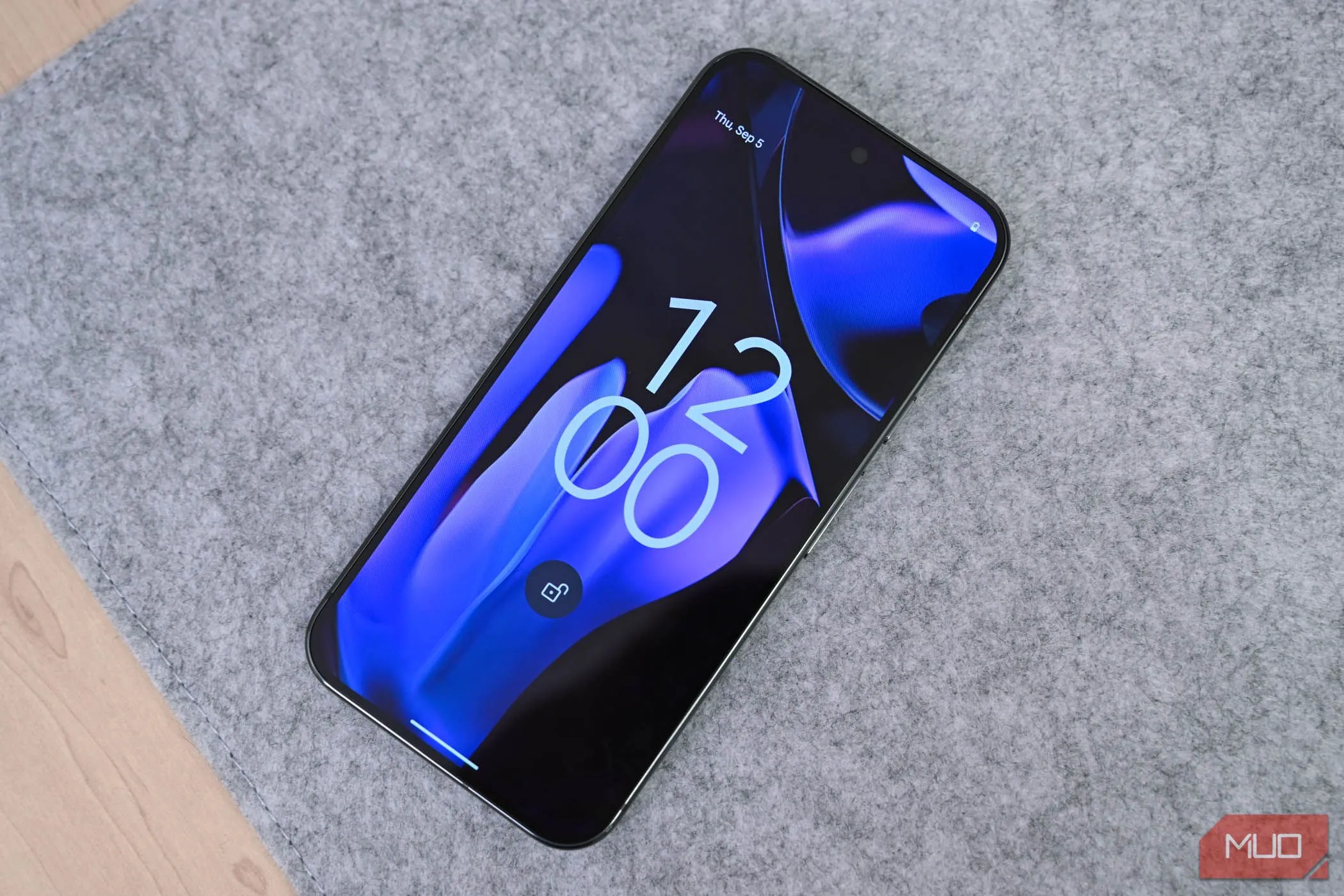 Màn hình khóa điện thoại Google Pixel 9 Pro XL, minh họa việc ẩn thông tin nhạy cảm trên Android 16.