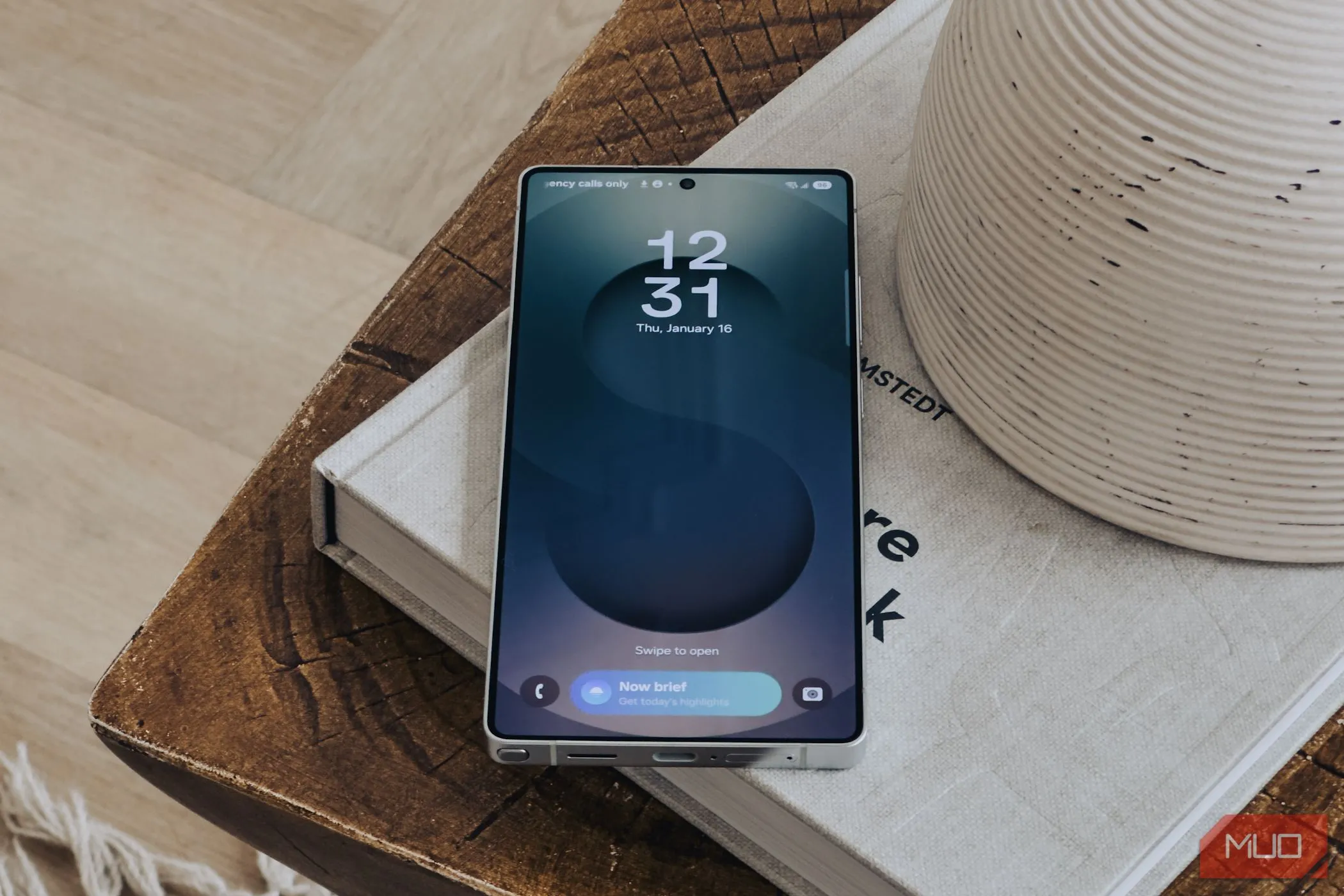 Màn hình khóa Samsung Galaxy S25 Ultra hiển thị giao diện Daily Brief, nhấn mạnh khả năng cá nhân hóa AI.