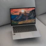 Màn hình laptop ASUS Zenbook S 13 OLED hiển thị màu đen sâu và sống động