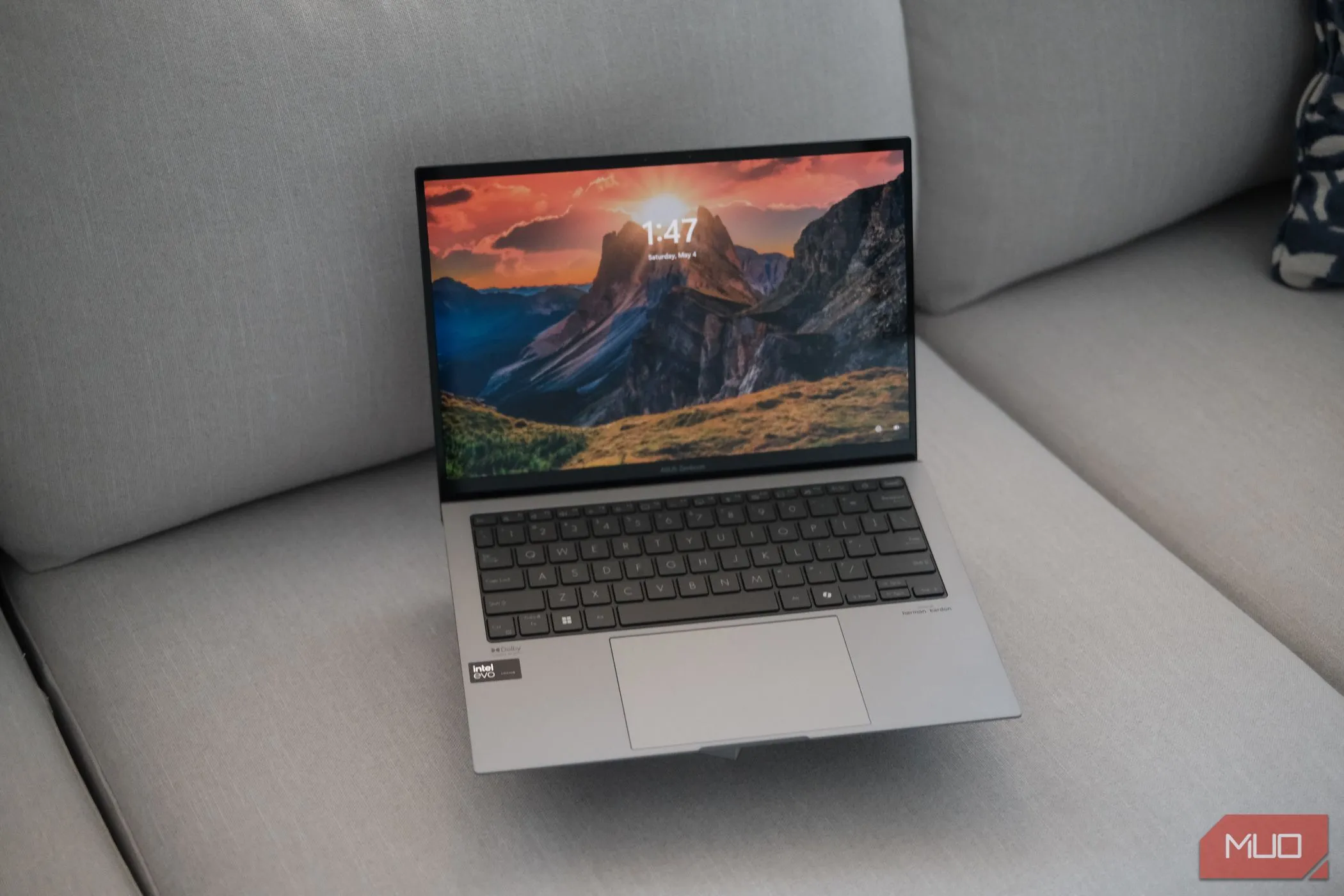 Màn hình laptop ASUS Zenbook S 13 OLED với độ sáng và màu sắc sống động, minh họa chất lượng hình ảnh của tấm nền OLED.
