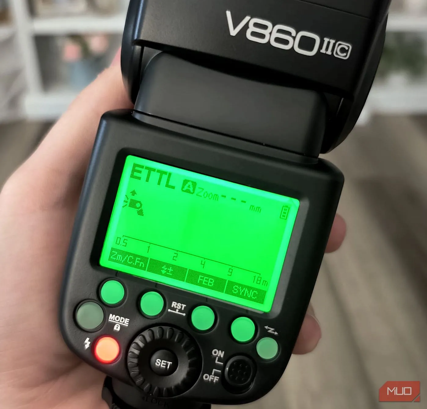 Màn hình LCD hiển thị cài đặt của đèn flash Godox V860II, minh họa giao diện trực quan và dễ sử dụng của đèn flash Godox VING