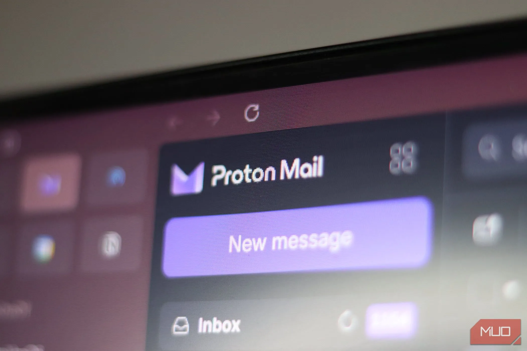 Màn hình máy tính hiển thị rõ nét logo Proton Mail, biểu tượng của dịch vụ email bảo mật với mã hóa đầu cuối