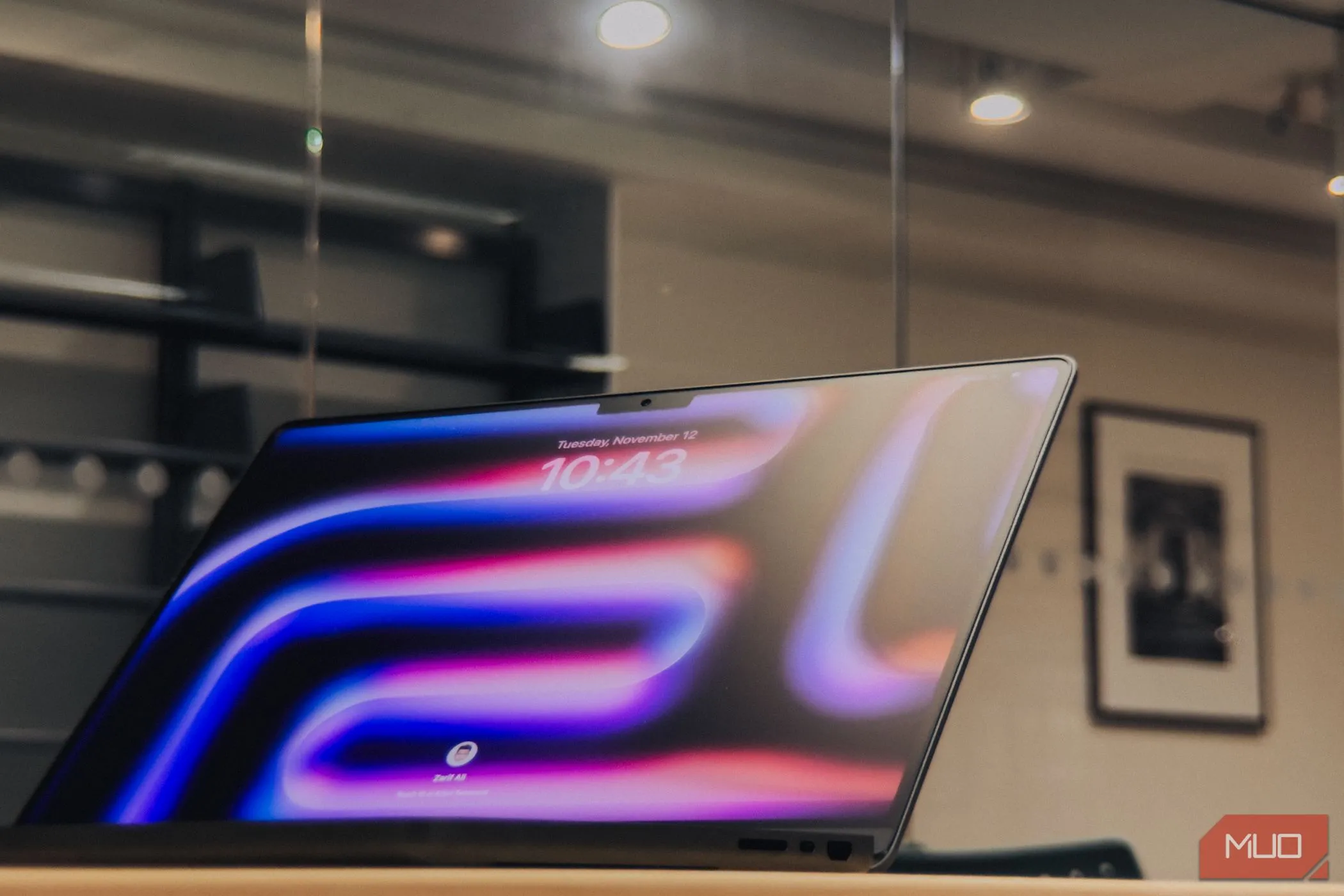 Màn hình nano-texture của M4 MacBook Pro dưới ánh sáng chói