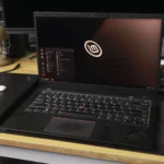 Màn hình nền Linux Mint trên laptop ThinkPad với chuột và USB boot