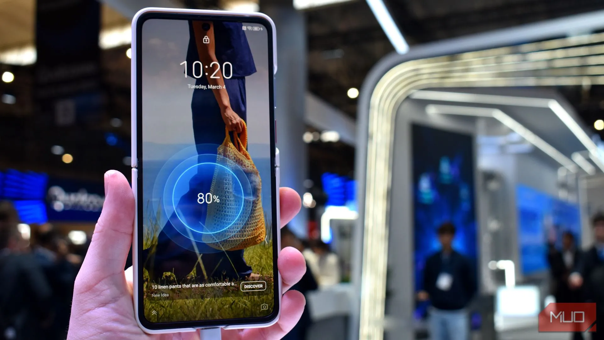 Màn hình Nubia Flip 2 khi mở tại MWC 2025
