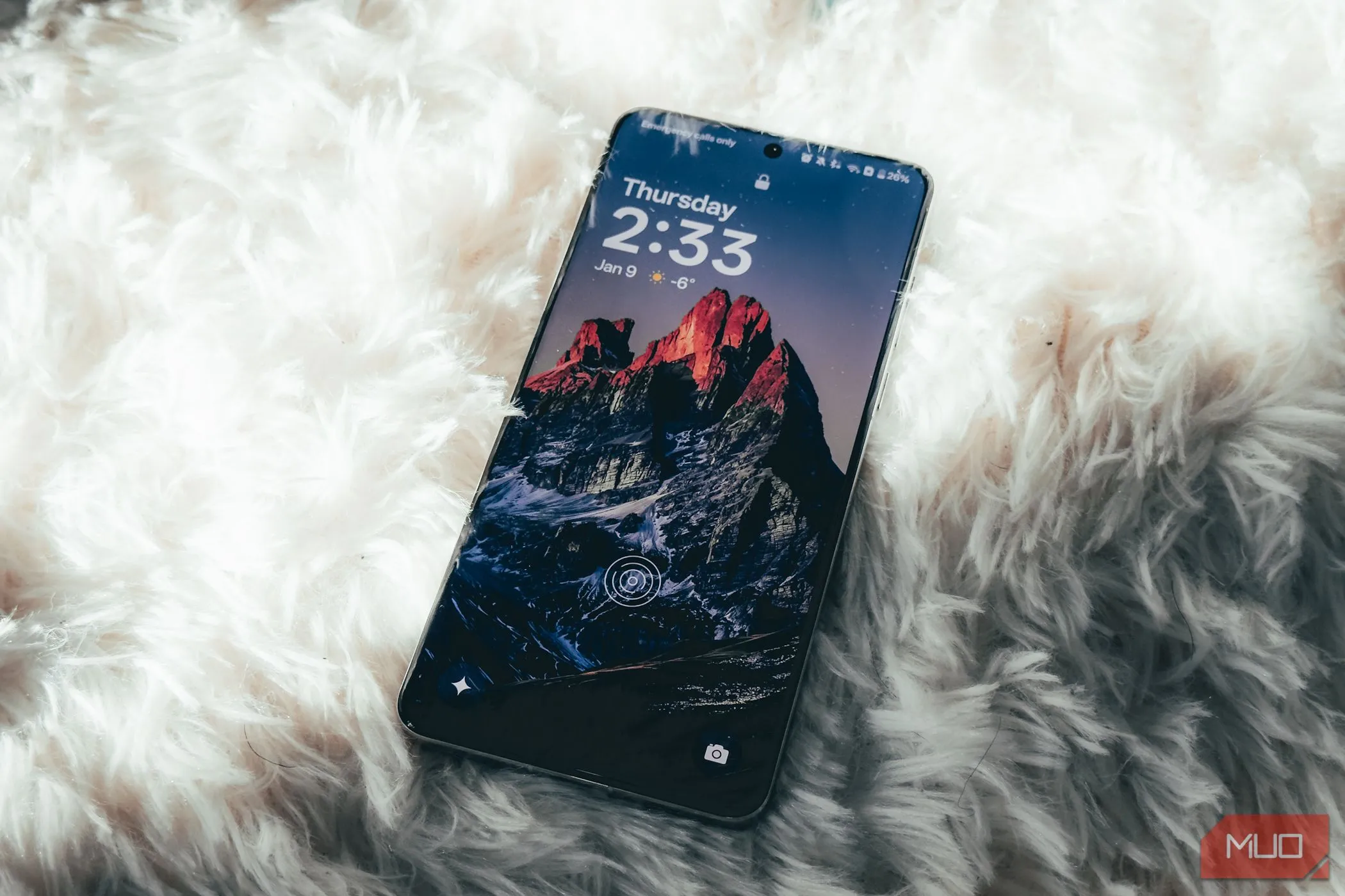 Màn hình OnePlus 13 hiển thị nội dung rõ nét trong điều kiện thiếu sáng