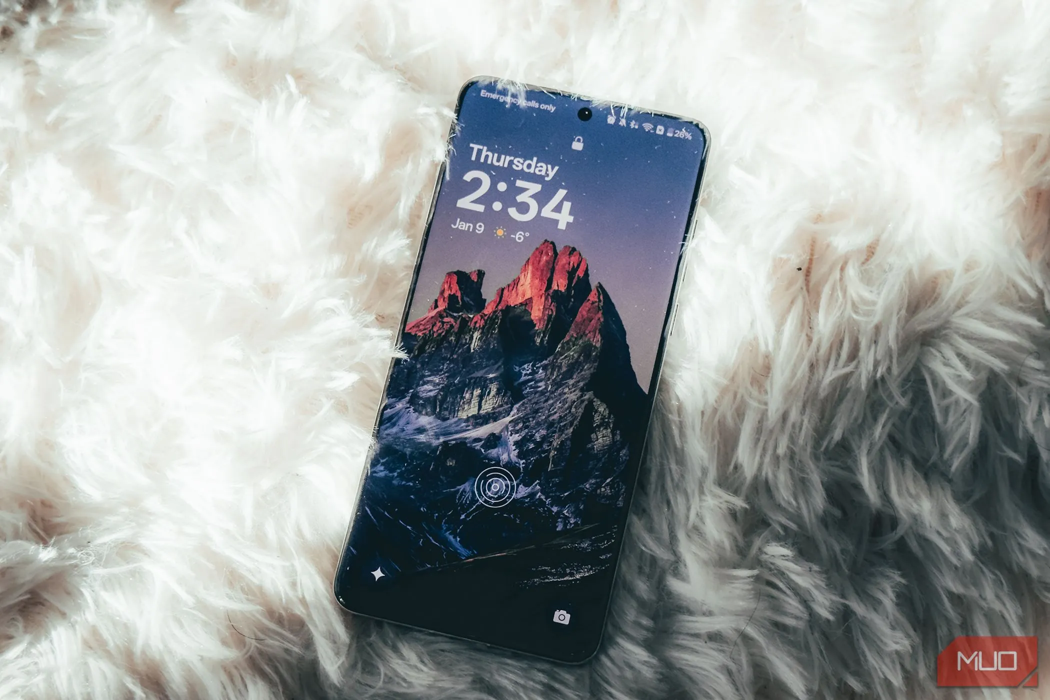 Màn hình OnePlus 13 hiển thị nội dung sống động trên nền trắng