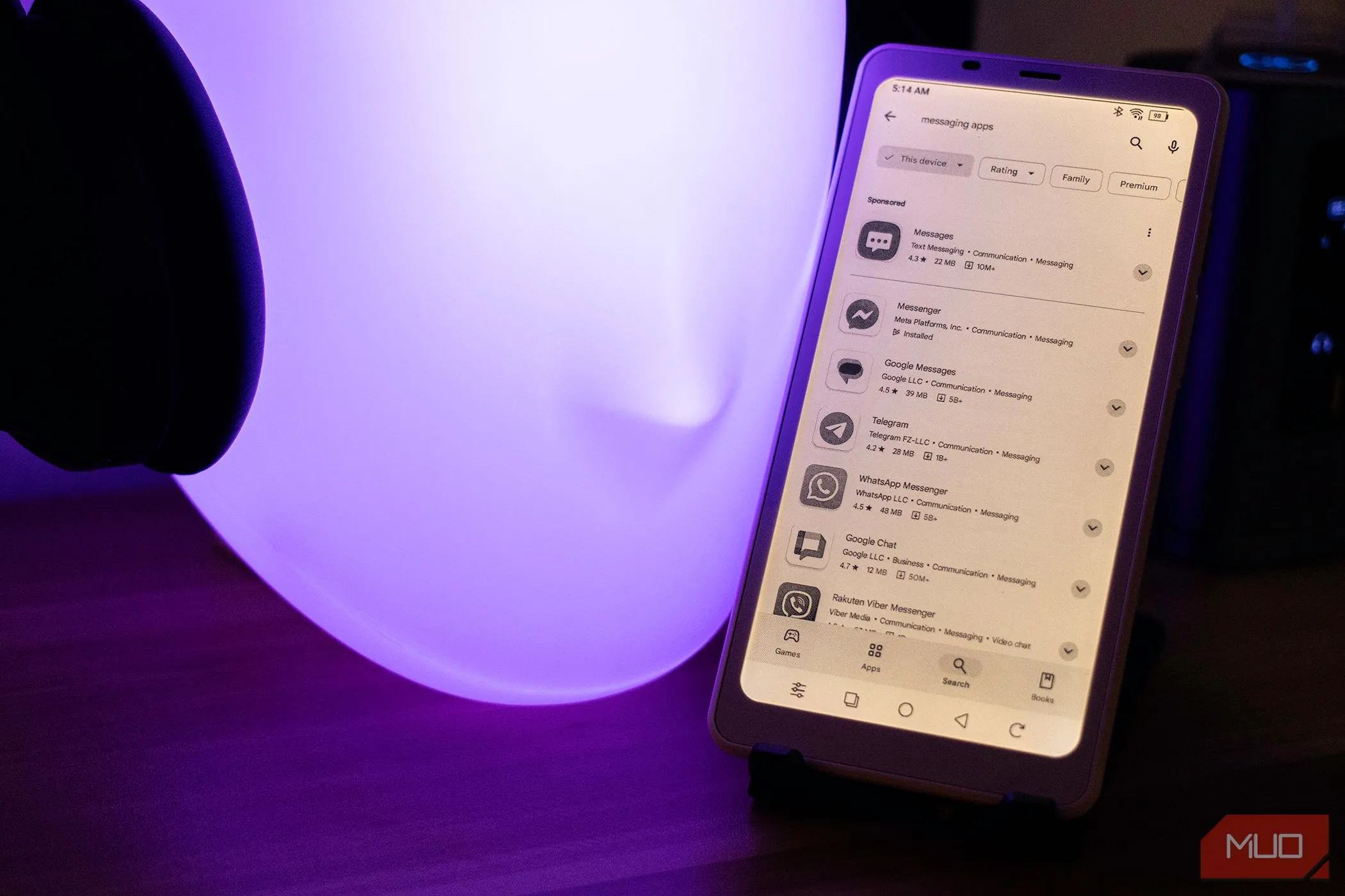 Màn hình Onyx Boox Palma 2 hiển thị các ứng dụng nhắn tin trong Google Play Store