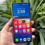 Màn hình phụ của Oppo Find N5 hiển thị giao diện người dùng, nhấn mạnh tỷ lệ chuẩn điện thoại