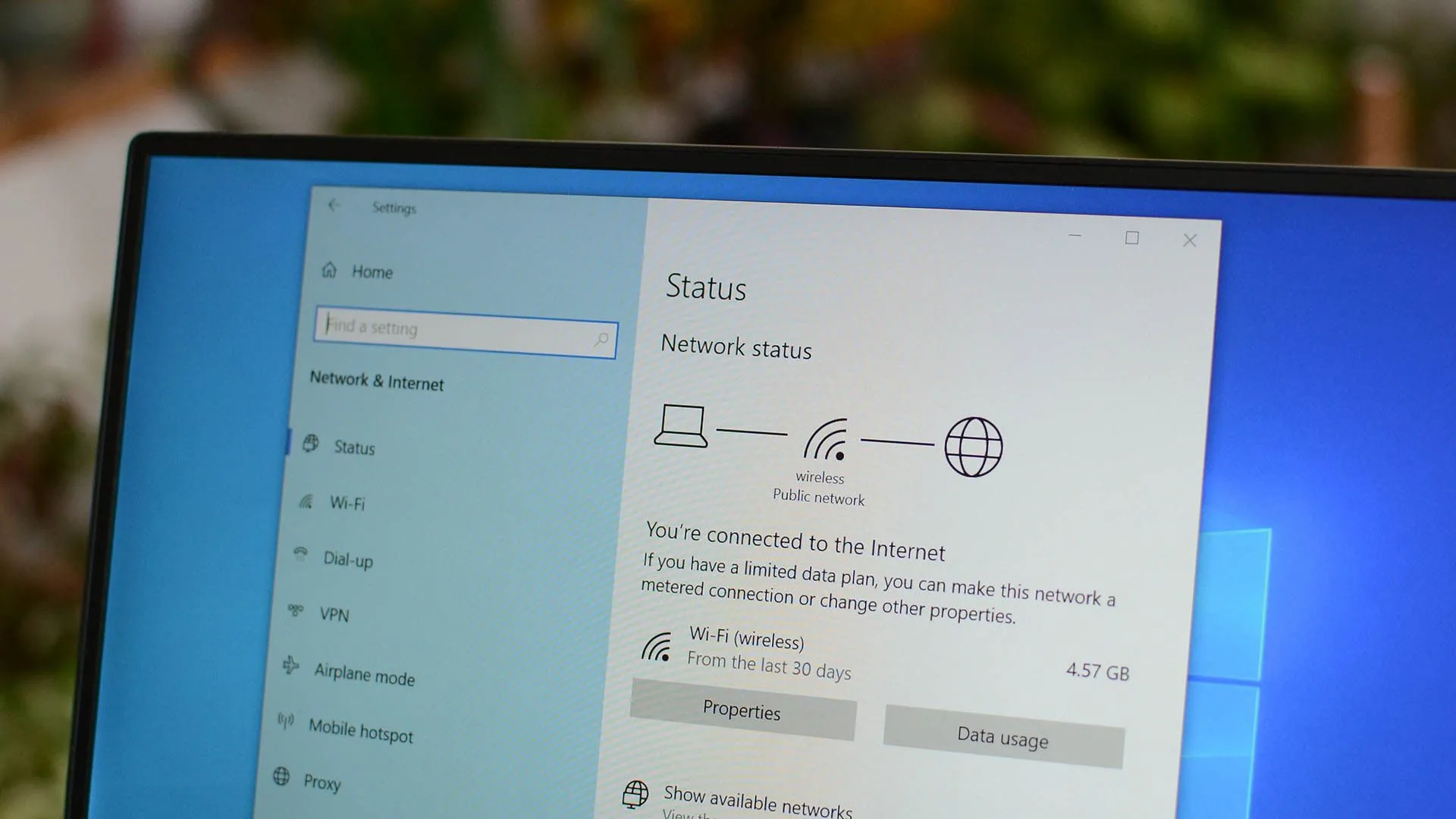 Màn hình thuộc tính trạng thái mạng trong cài đặt Windows, minh họa thông tin kết nối Wi-Fi công cộng.