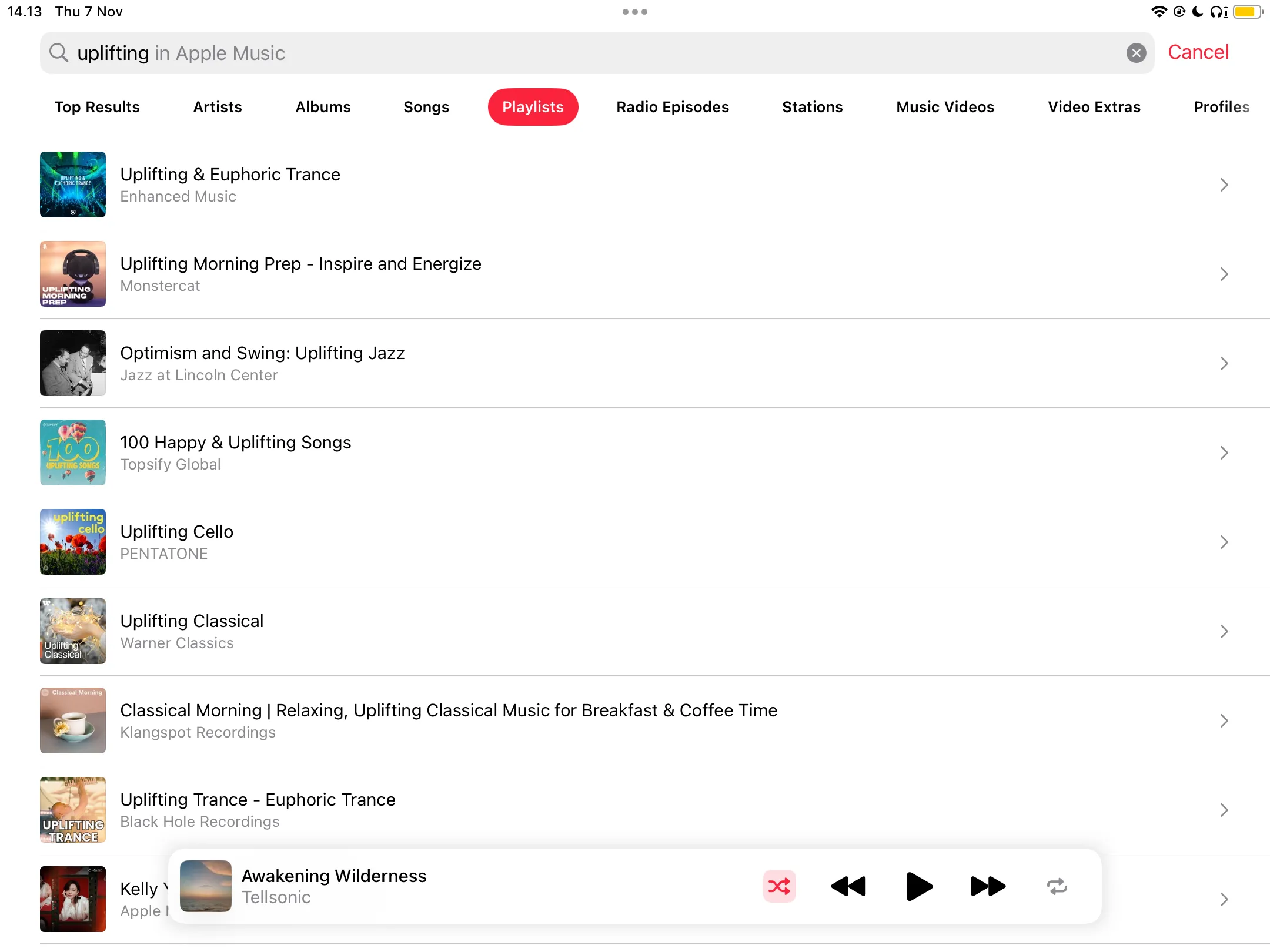 Màn hình tìm kiếm Apple Music với các từ khóa tích cực như Uplifting, Happy