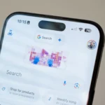 Màn hình ứng dụng Google trên iPhone 15 Pro Max hiển thị biểu tượng Gemini AI được chọn, minh họa giao diện trợ lý ảo.