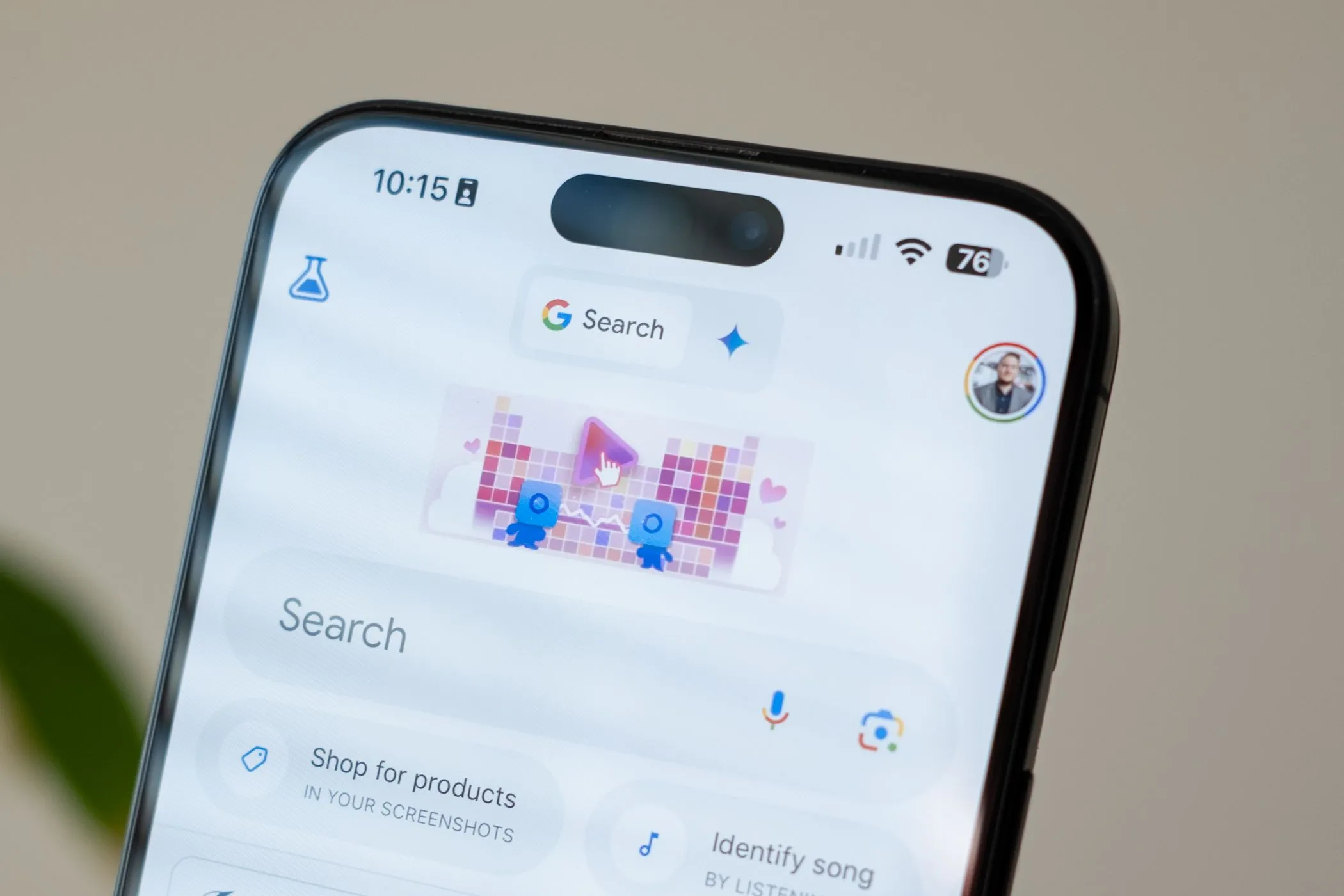 Màn hình ứng dụng Google trên iPhone 15 Pro Max hiển thị biểu tượng Gemini AI được chọn, minh họa giao diện trợ lý ảo.