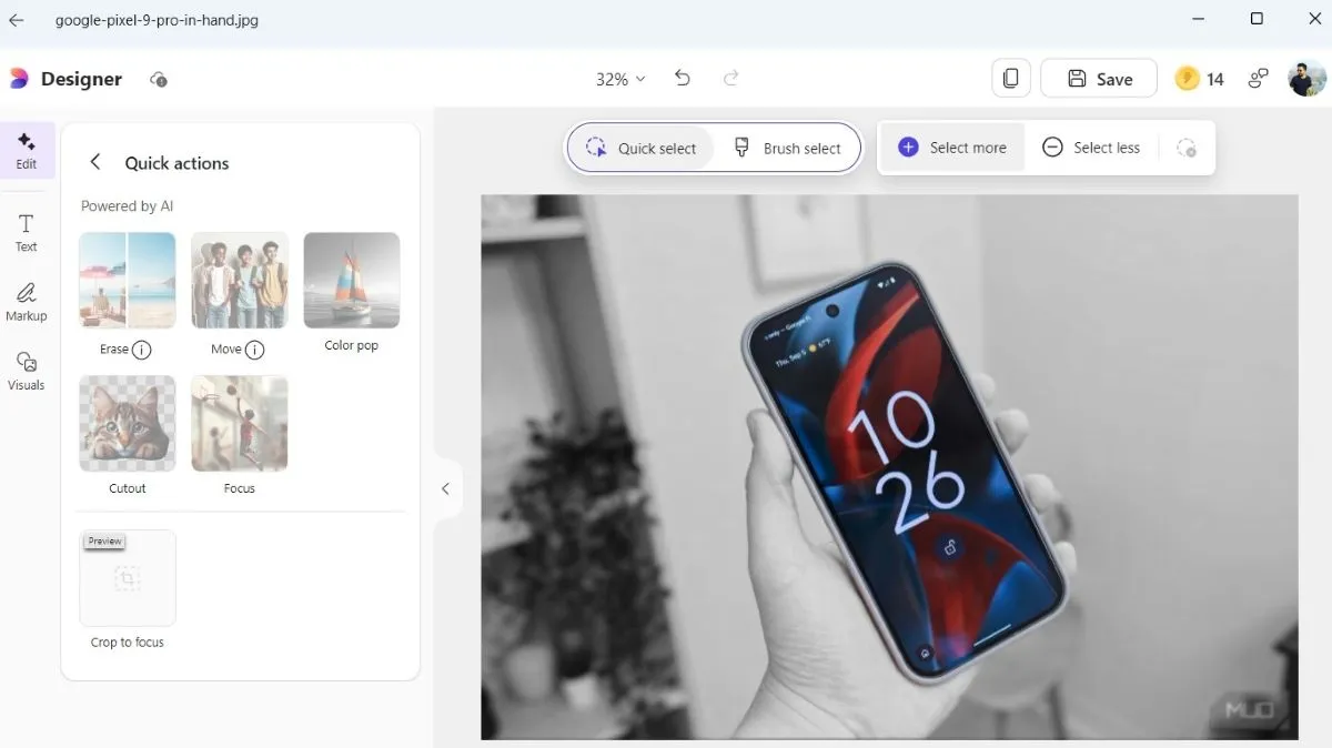 Màn hình ứng dụng Microsoft Designer hiển thị tùy chọn Color Pop, làm nổi bật màu sắc chính của vật thể và chuyển phần còn lại thành đen trắng.