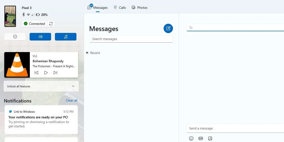 Màn hình Windows hiển thị tin nhắn qua ứng dụng Phone Link và VLC đang phát nhạc