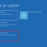 Màn hình Windows Recovery Environment với tùy chọn Troubleshoot được chọn để sửa lỗi.