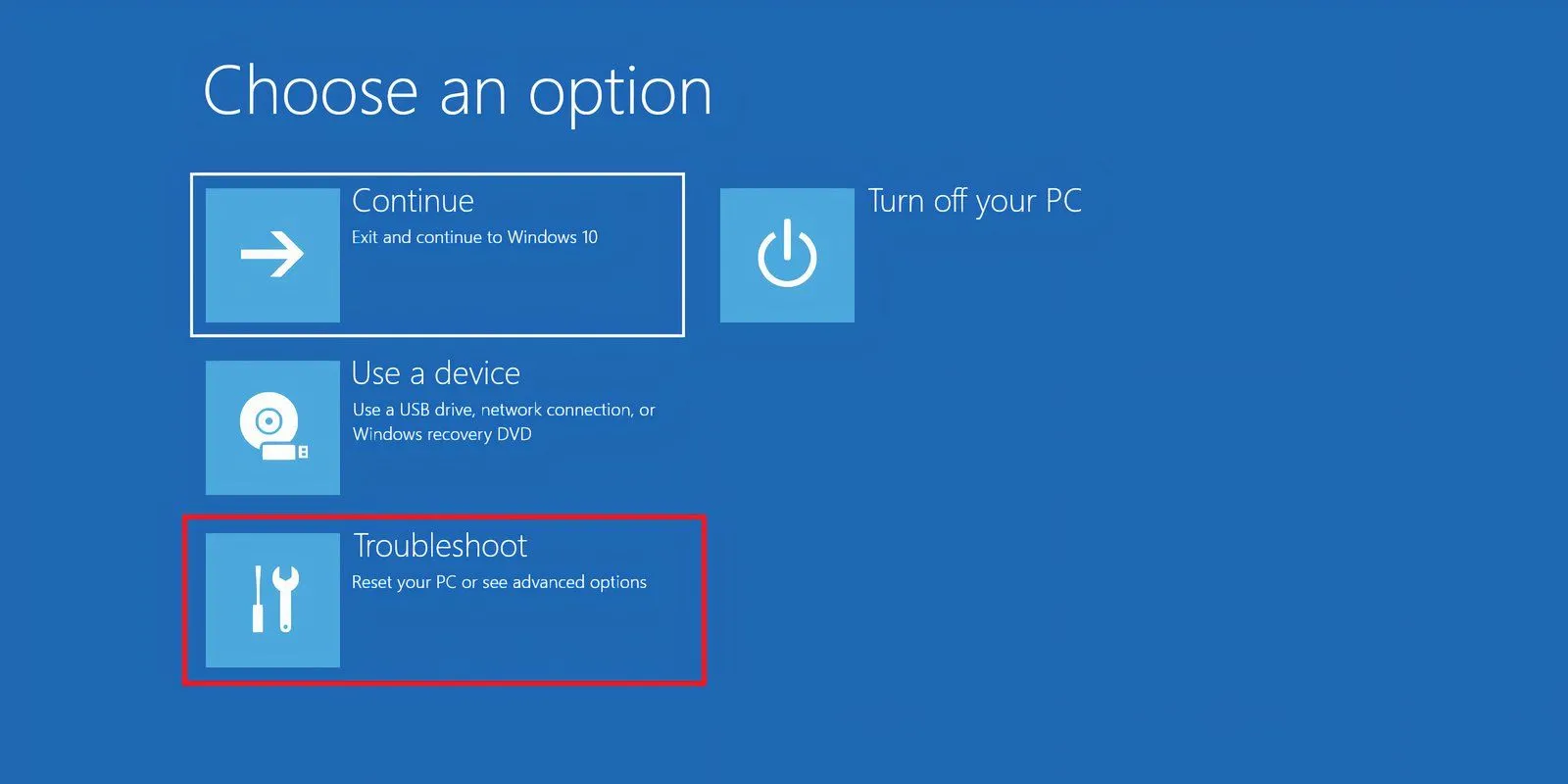Màn hình Windows Recovery Environment với tùy chọn Troubleshoot được chọn để sửa lỗi.