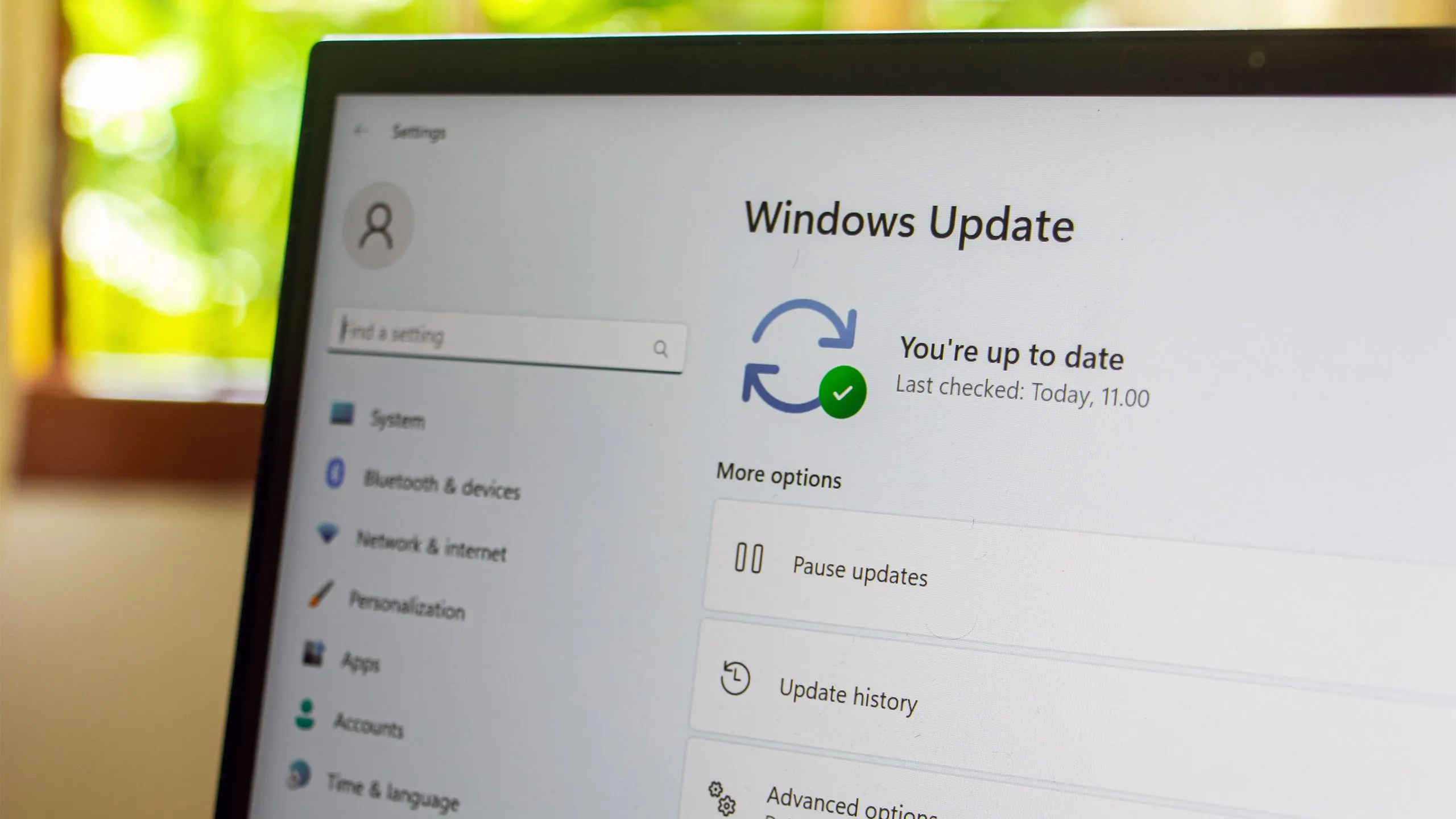 Màn hình Windows Update trong ứng dụng Cài đặt của Windows 11, minh họa quy trình cập nhật để vá các lỗ hổng bảo mật.