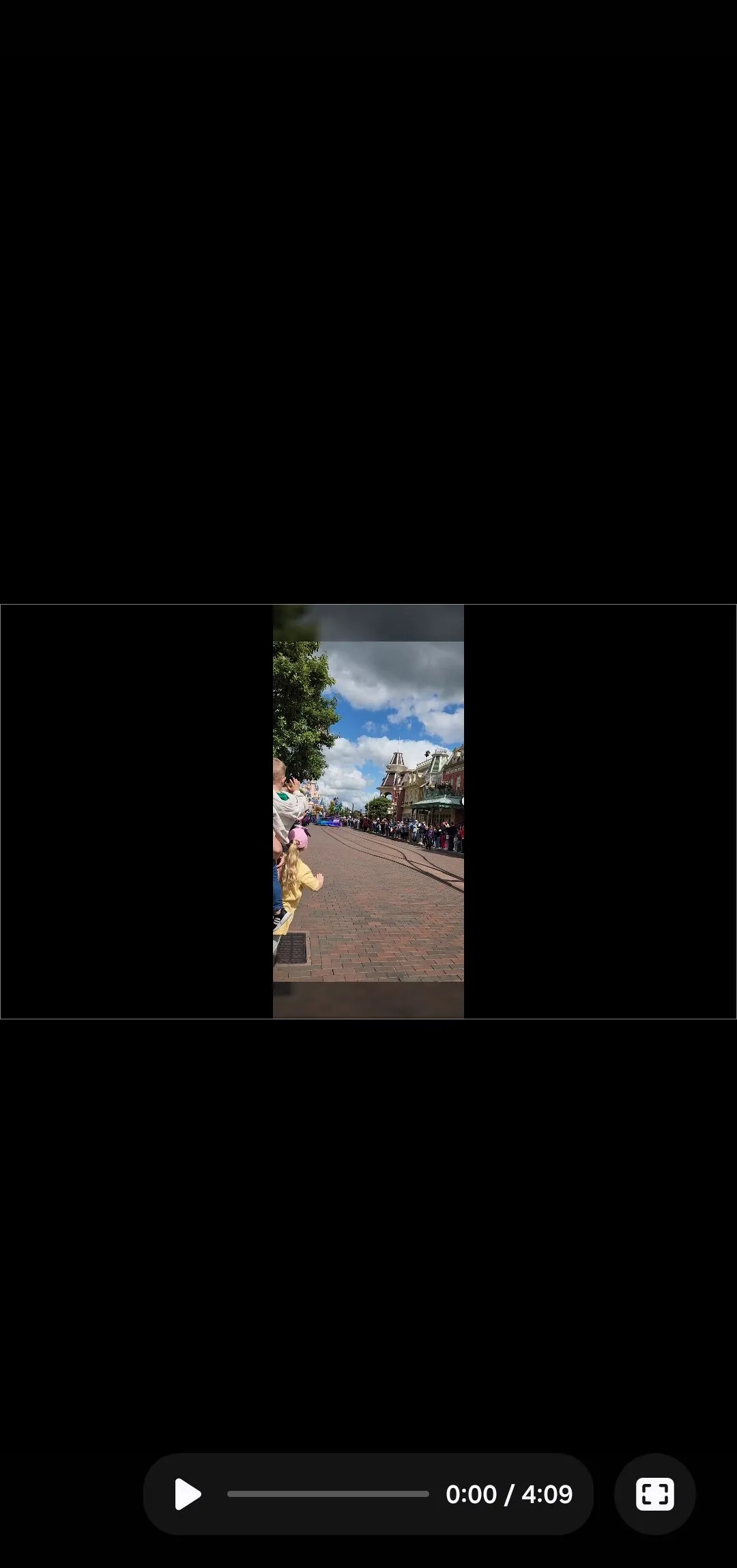 Màn hình xem trước video trong ứng dụng Samsung Studio, hiển thị tùy chọn phát