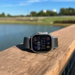 Mặt bên của Apple Watch Ultra 2 với màn hình sáng bật