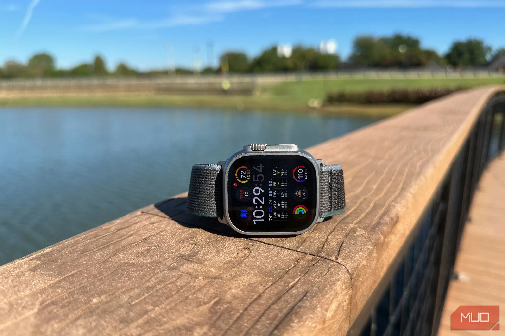 Mặt bên của Apple Watch Ultra 2 với màn hình sáng bật