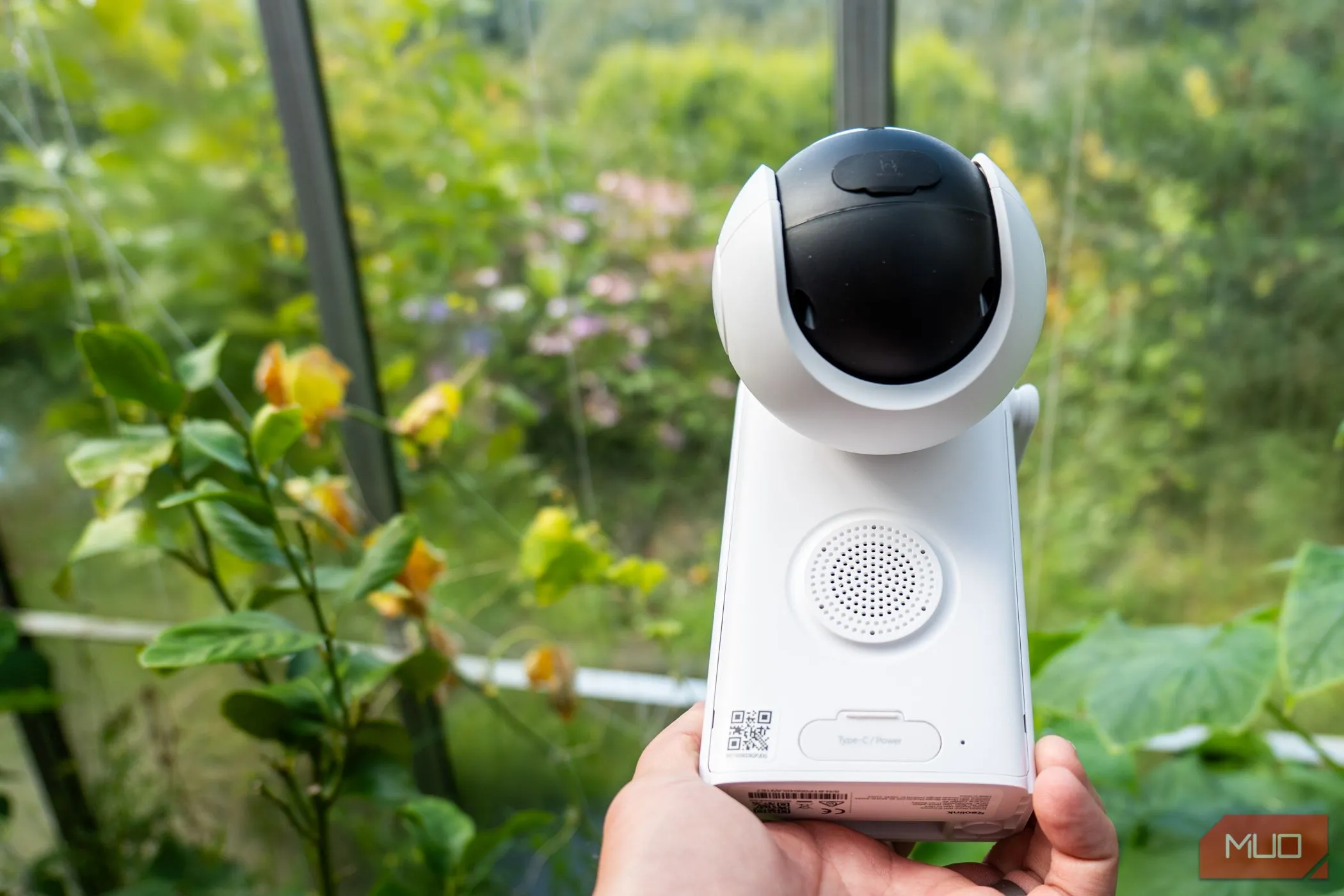 Mặt dưới của camera Reolink Altas PT Ultra hiển thị vị trí loa và khe cắm thẻ nhớ SD để lưu trữ cục bộ