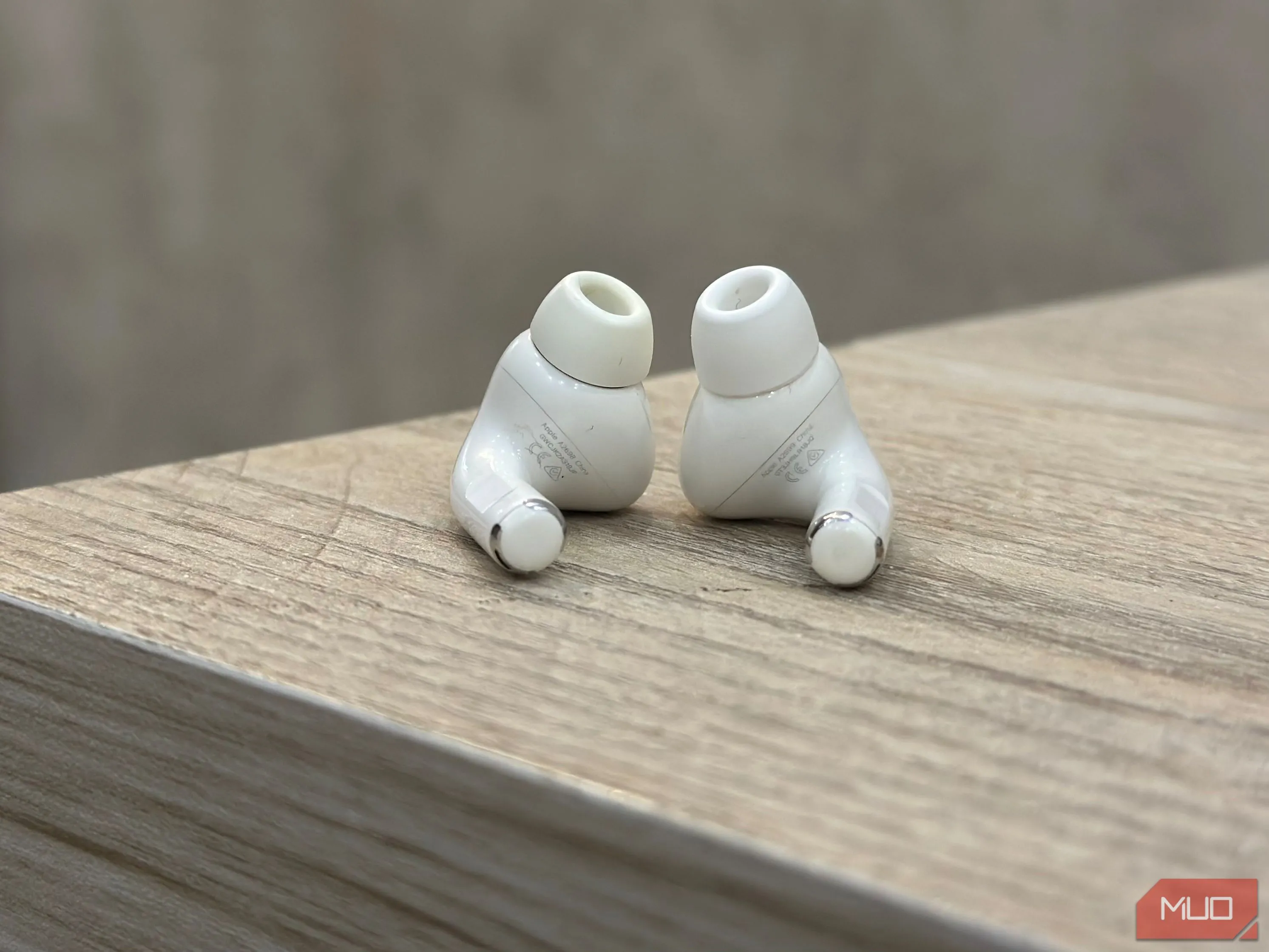 Mặt dưới của tai nghe Apple AirPods Pro 2
