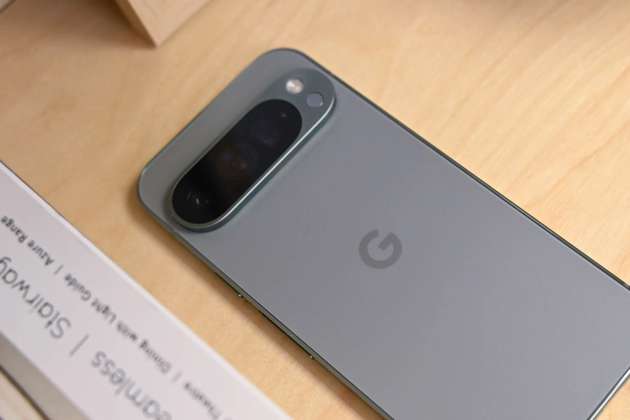 Mặt lưng điện thoại Google Pixel 9 Pro màu đen, gợi ý về khả năng chống va đập của tấm dán