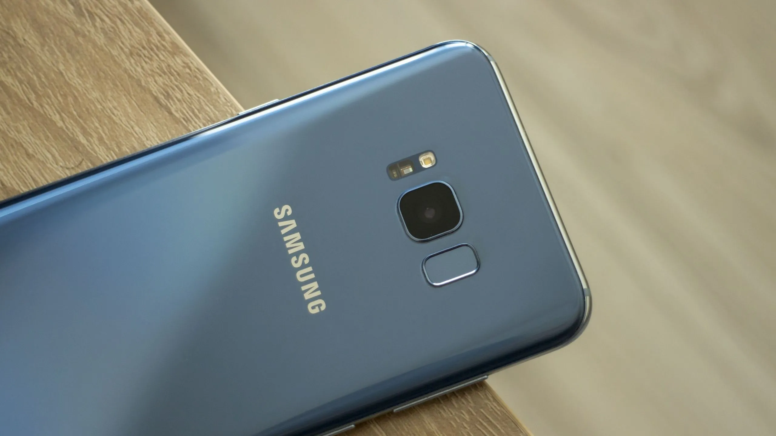 Mặt lưng điện thoại Samsung Galaxy S8 Plus với cảm biến nhịp tim