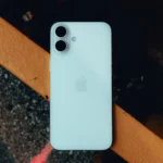 Mặt lưng iPhone 16 Plus trên lan can, minh họa tính năng chạm mặt lưng.